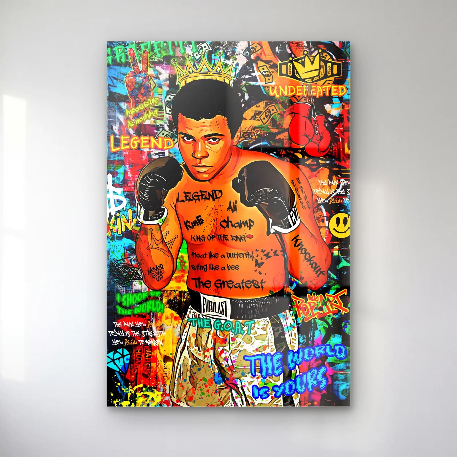 Pop Art Muhammad Ali cam tablo — Grafiti kolaj zeminde eldivenli, gövdesi yazılarla kaplı Muhammad Ali