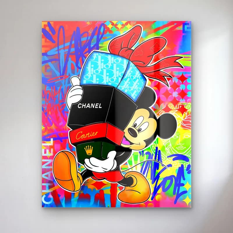 Chanel Kutulu Grafiti Mickey Mouse cam tablo — Renkli grafiti zeminde Chanel desenli kutu taşıyan Mickey Mouse