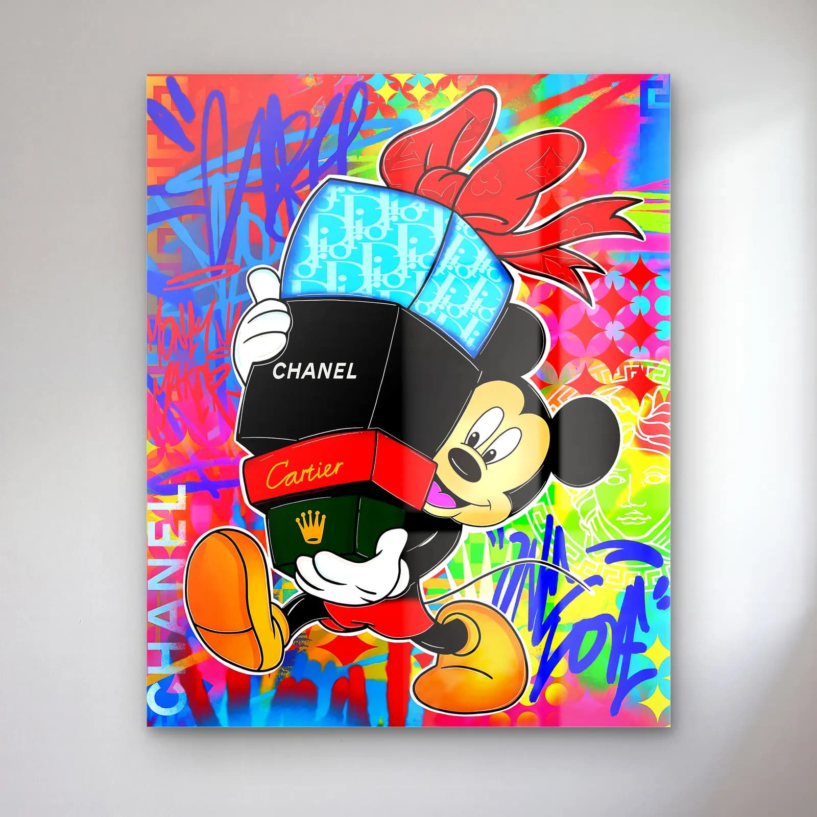 Chanel Kutulu Grafiti Mickey Mouse cam tablo — Renkli grafiti zeminde Chanel desenli kutu taşıyan Mickey Mouse