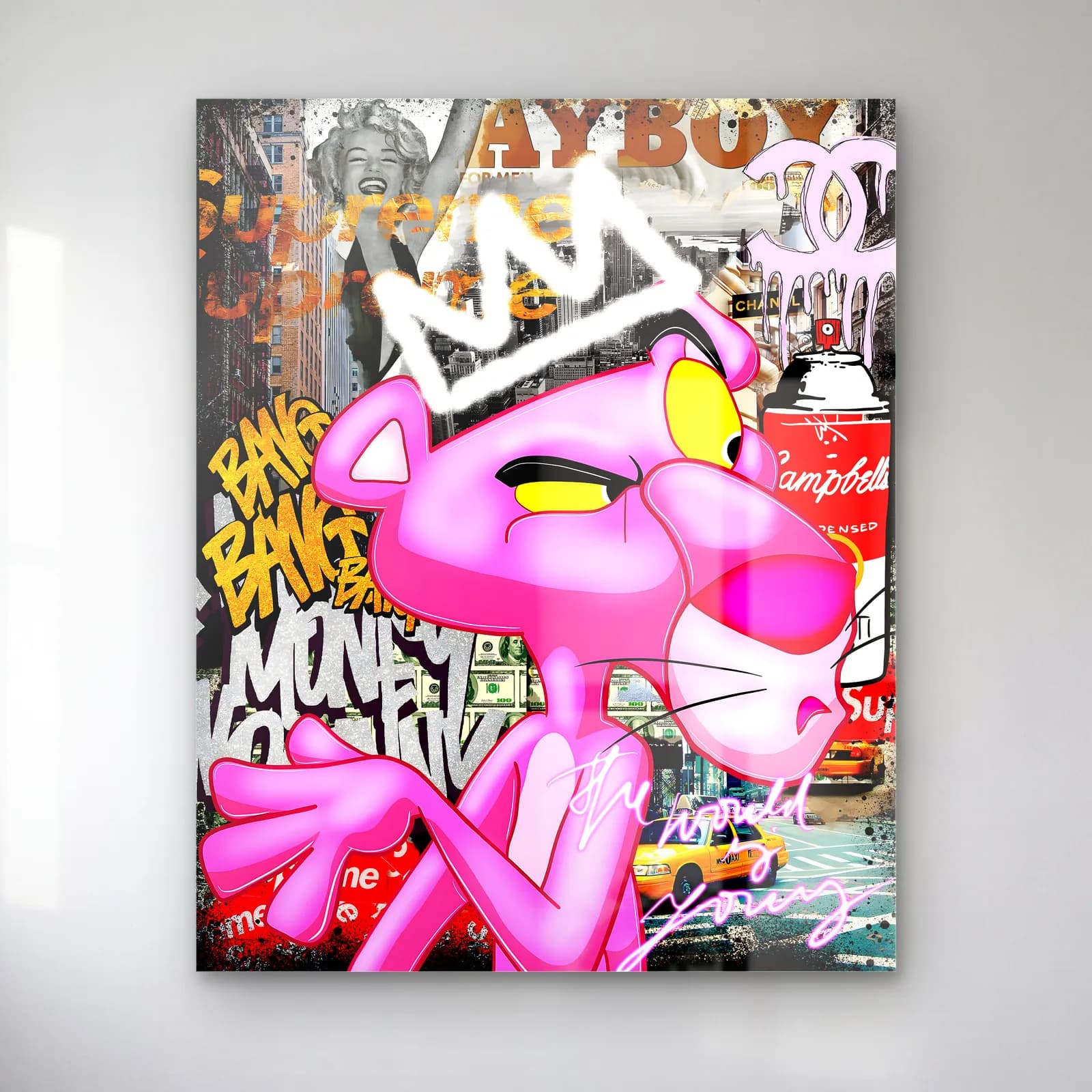 Taçlı Grafiti Pembe Panter cam tablo — Kolaj ve grafiti zeminde başında beyaz taç olan Pembe Panter