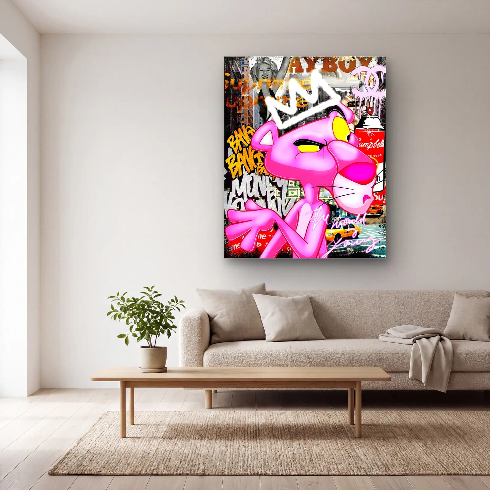 Taçlı Grafiti Pembe Panter cam tablo — açık renk salonda