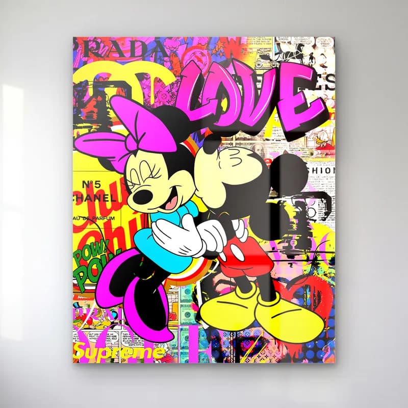 Love Minnie ve Mickey cam tablo — Pembe ve sarı kolaj zeminde Love yazısı önünde sarılan Minnie ve Mickey