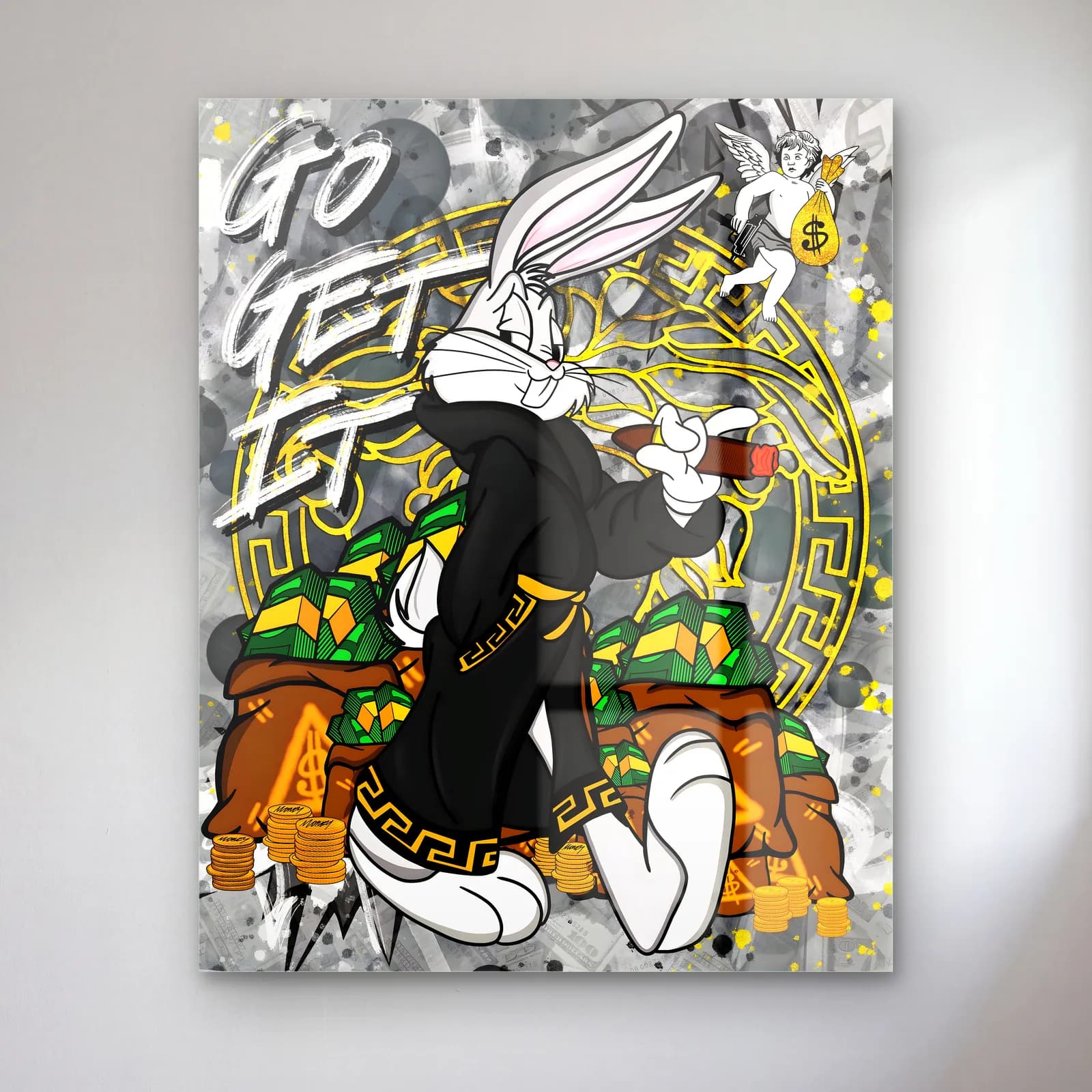 Go Get It Bugs Bunny cam tablo — Gri zeminde altın barok desen önünde bornozlu, puro içen Bugs Bunny