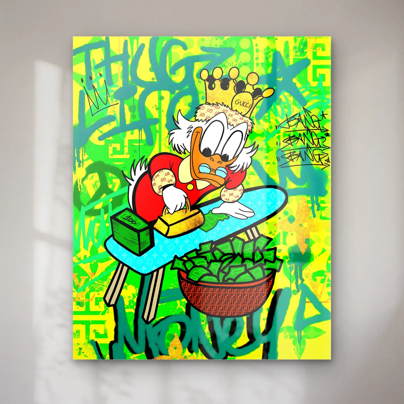 Para Ütüleyen Scrooge McDuck cam tablo — Neon yeşil grafiti zeminde taçlı Scrooge McDuck ütü masasında para ütülüyor