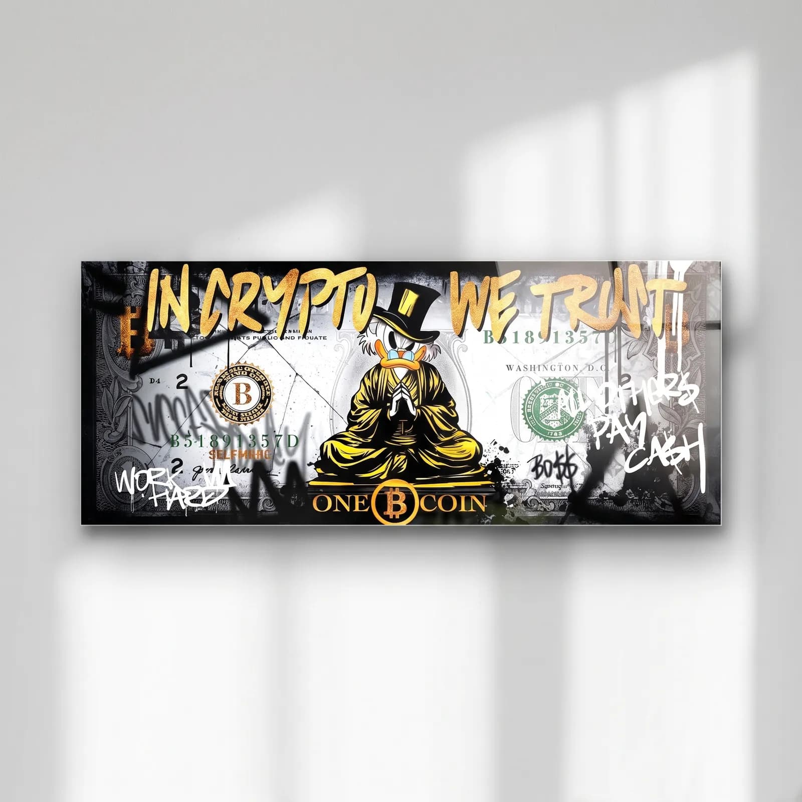 In Crypto We Trust Bitcoin cam tablo — Grafiti yazılı dolar banknotu üzerinde altın bitcoin ve meditasyon yapan figür