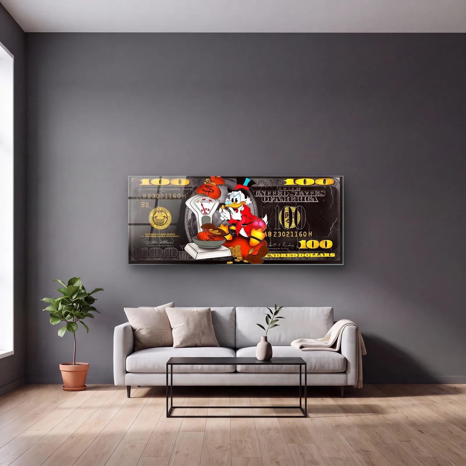 Scrooge McDuck 100 Dolar cam tablo — gri duvarlı salonda