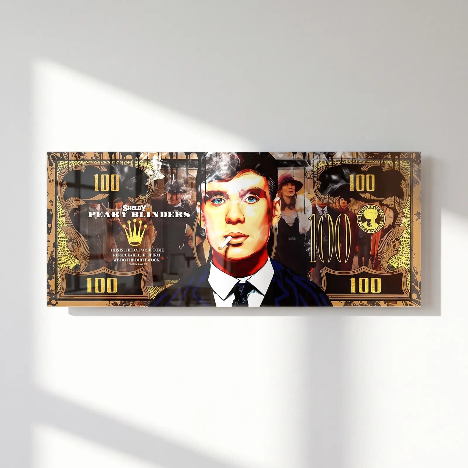 Thomas Shelby Sigaralı Dolar cam tablo — Altın 100 dolar banknotu üzerinde sigara içen Thomas Shelby yüzü
