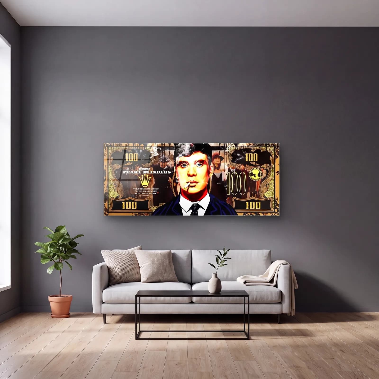 Thomas Shelby Sigaralı Dolar cam tablo — gri duvarlı salonda