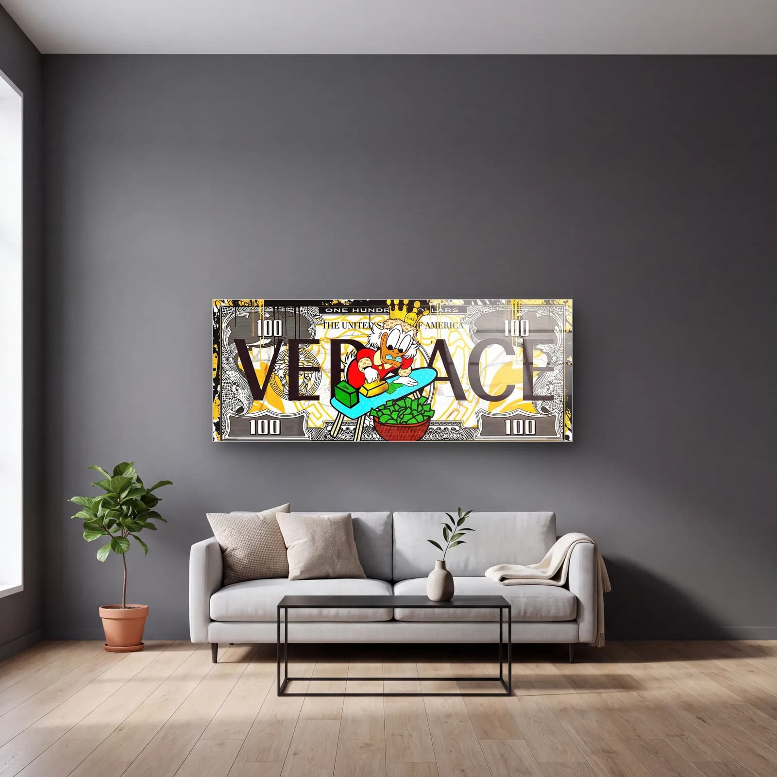 Versace Desenli Scrooge Dolar cam tablo — gri duvarlı salonda