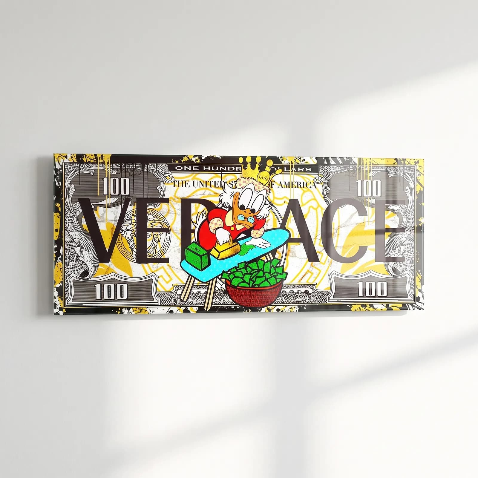 Versace Desenli Scrooge Dolar cam tablo — sol açıdan görünüm