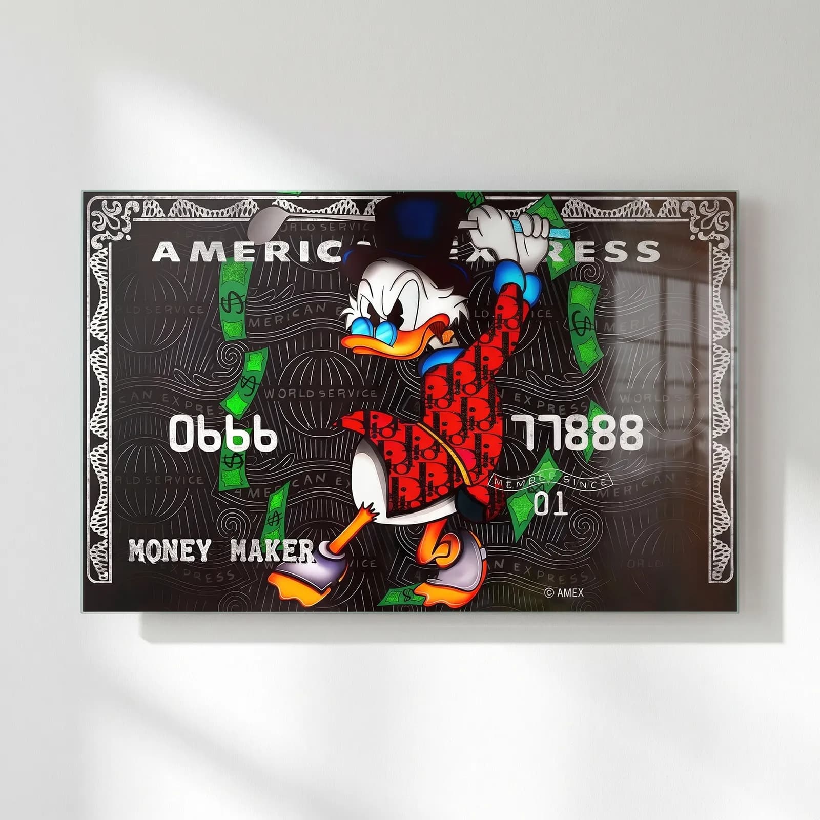 Scrooge Money Maker Kredi Kartı cam tablo — Siyah kredi kartı zemininde desenli ceketle dolar saçan Scrooge McDuck