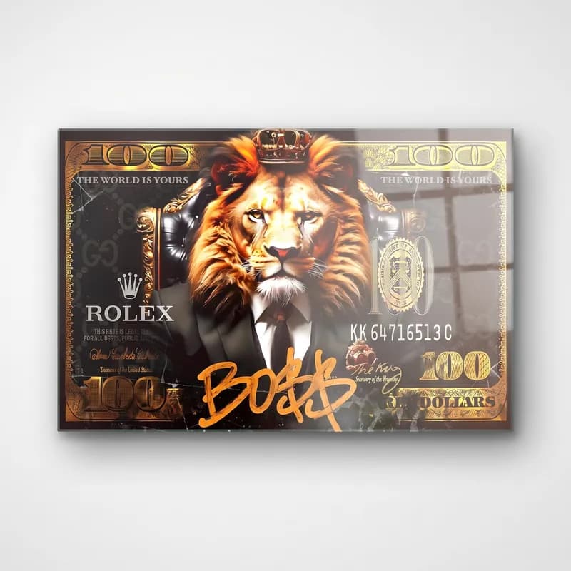 Takım Elbiseli Aslan Boss cam tablo — Altın 100 dolar banknotu üzerinde taçlı takım elbiseli aslan ve Boss yazısı