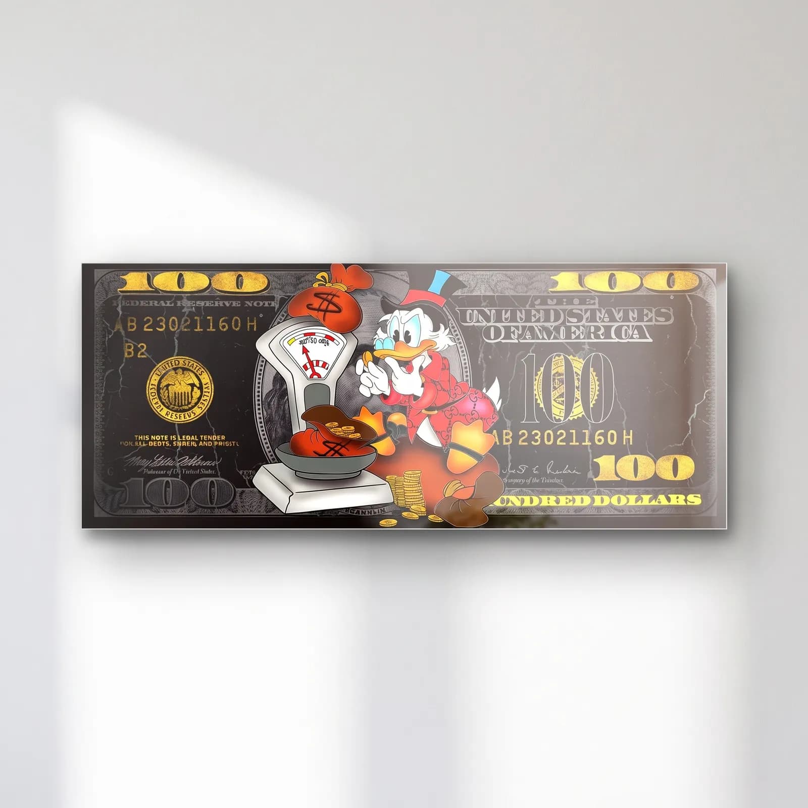Scrooge Para Terazisi Dolar cam tablo — Siyah altın 100 dolar banknotunda para terazisinin yanında Scrooge McDuck