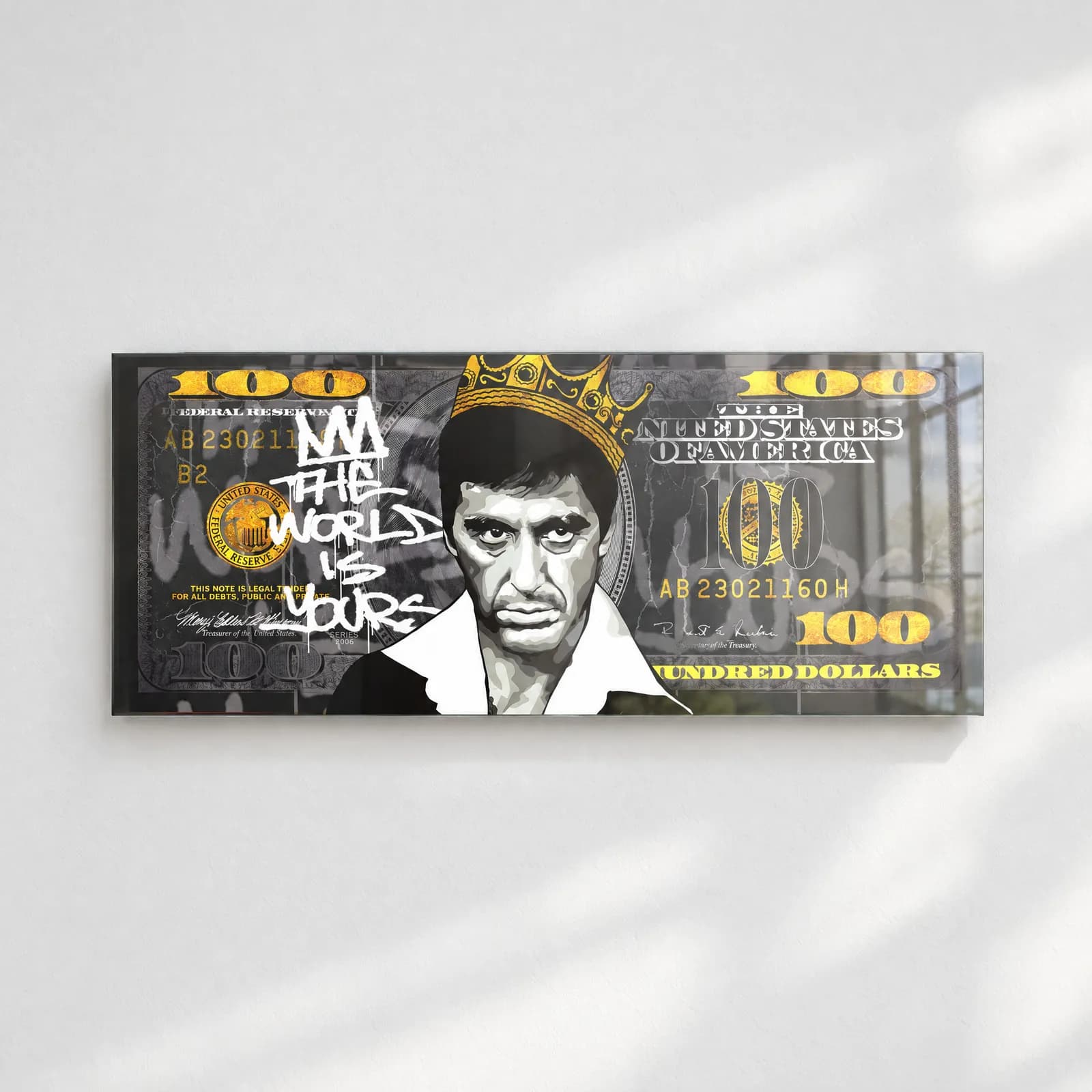 Scarface The World Is Yours Dolar cam tablo — 100 dolar banknotunda taçlı siyah beyaz Tony Montana portresi ve grafiti yazı