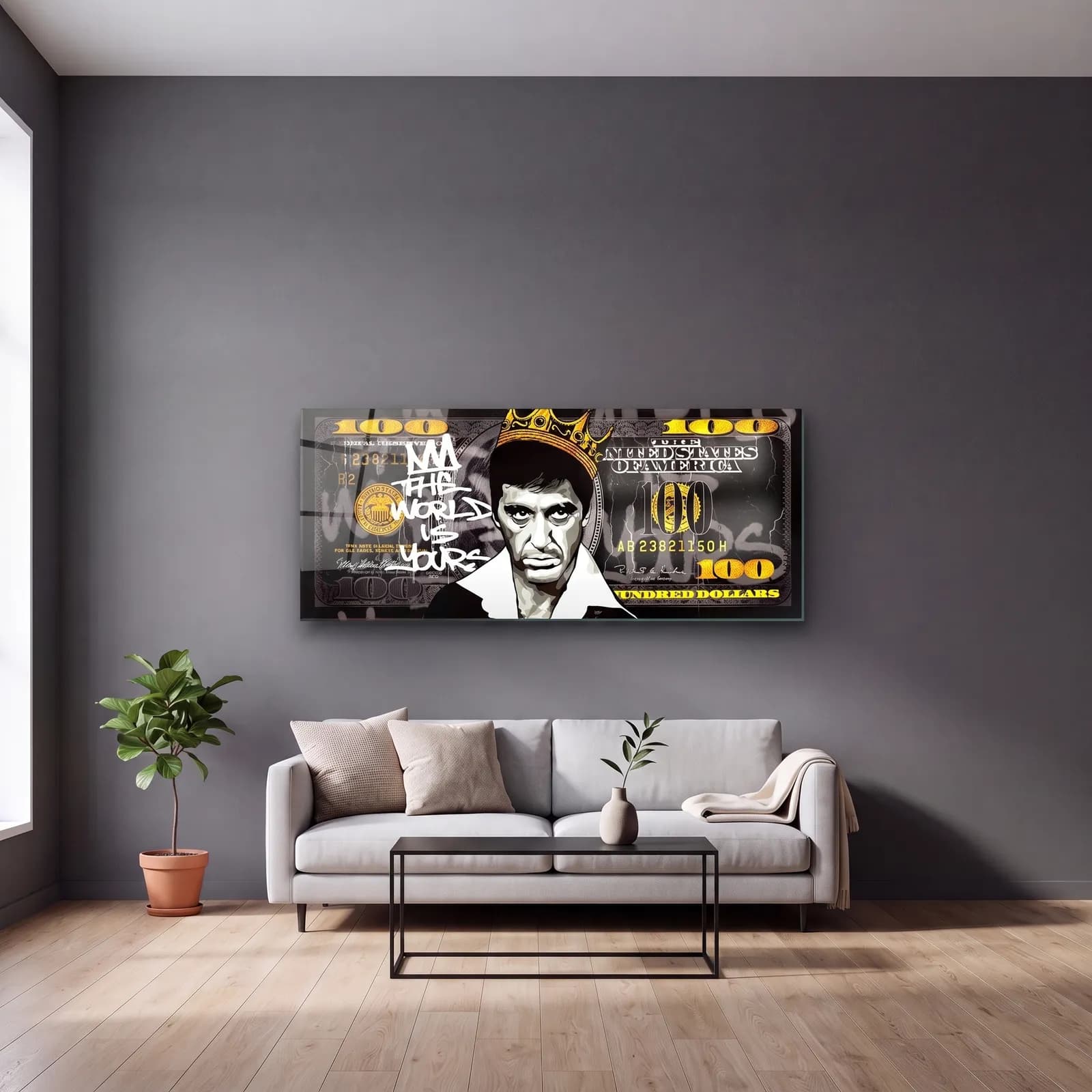 Scarface The World Is Yours Dolar cam tablo — gri duvarlı salonda