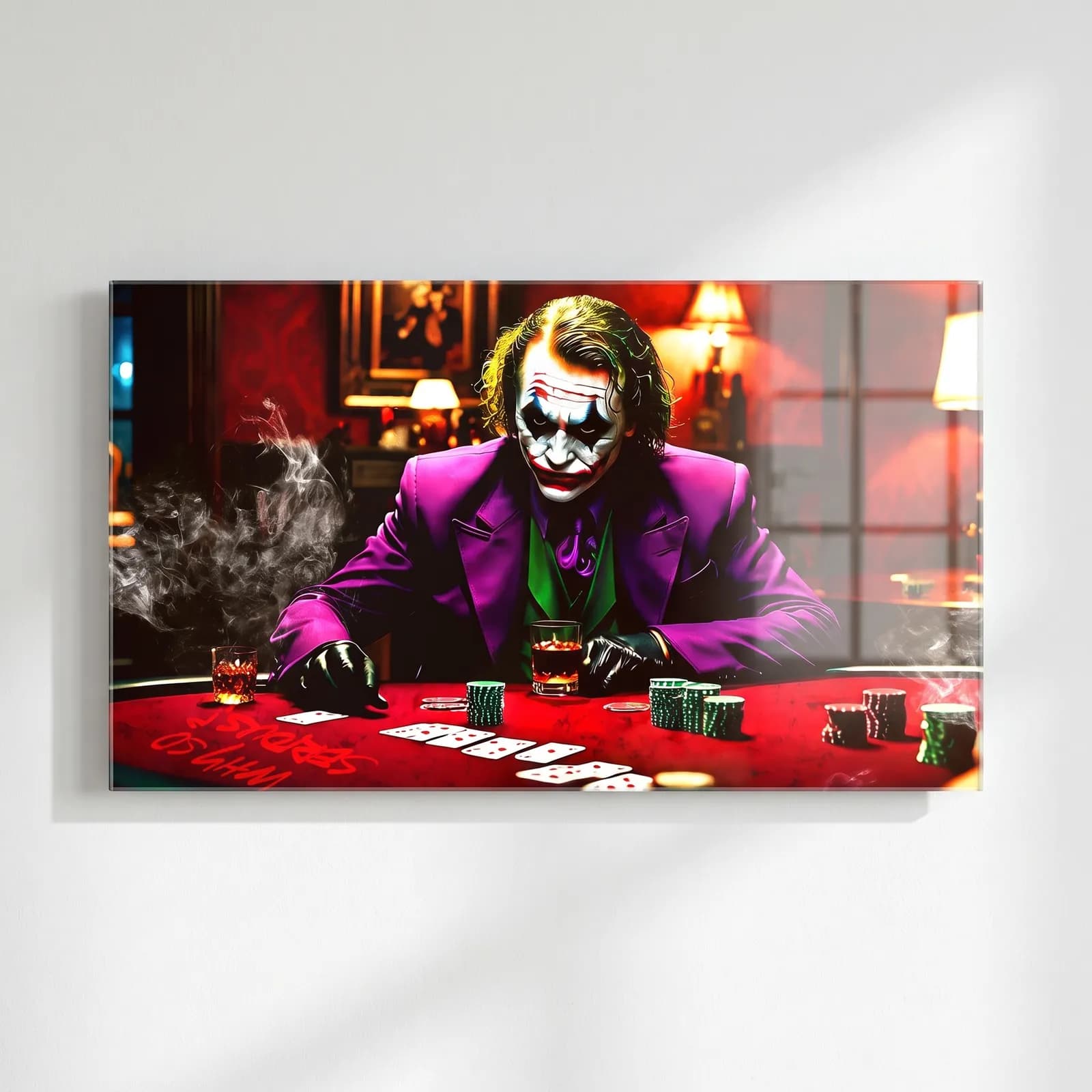 Poker Oynayan Joker cam tablo — Kırmızı poker masasında kartlar ve fişlerle oturan mor takım elbiseli Joker