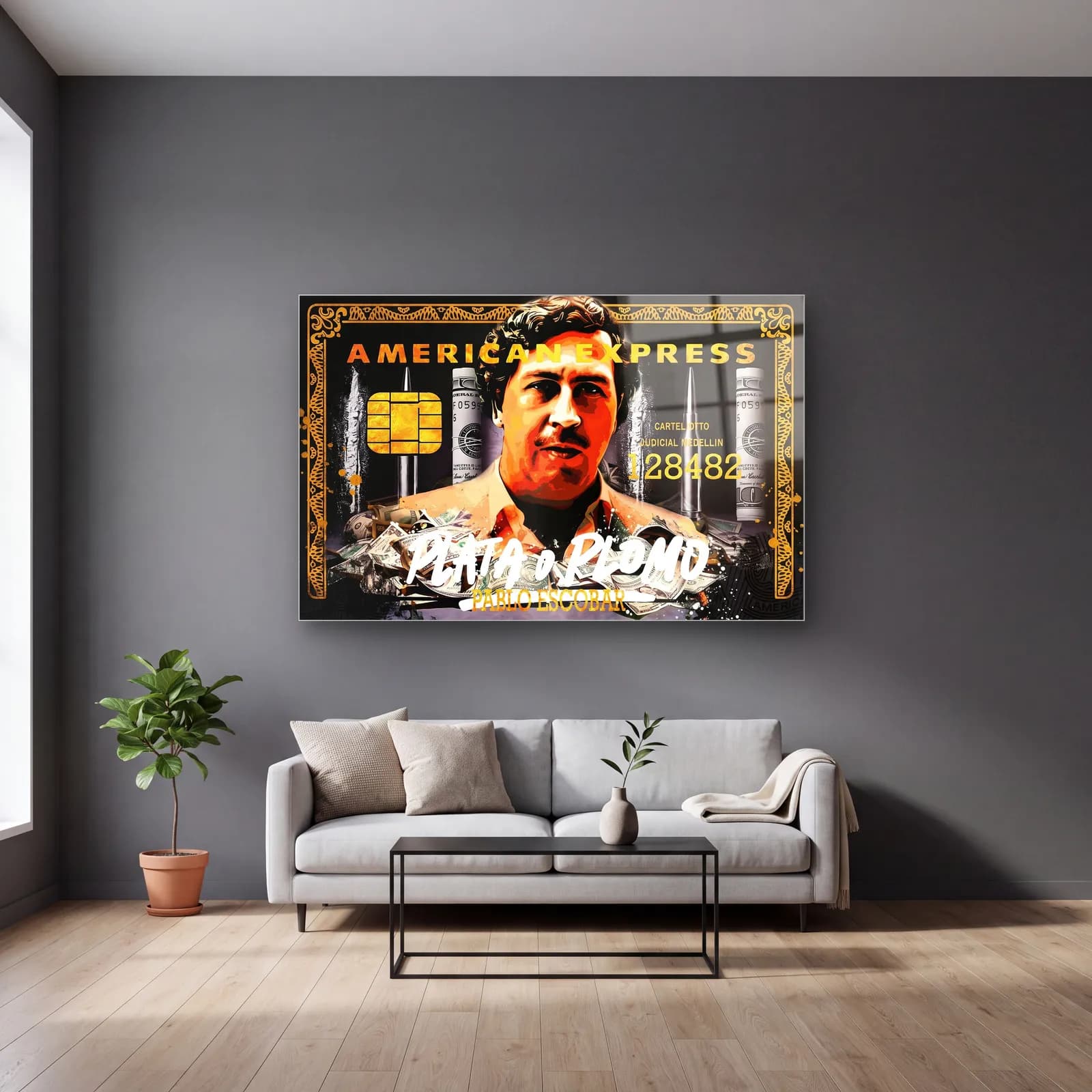 Pablo Escobar Plata O Plomo cam tablo — gri duvarlı salonda