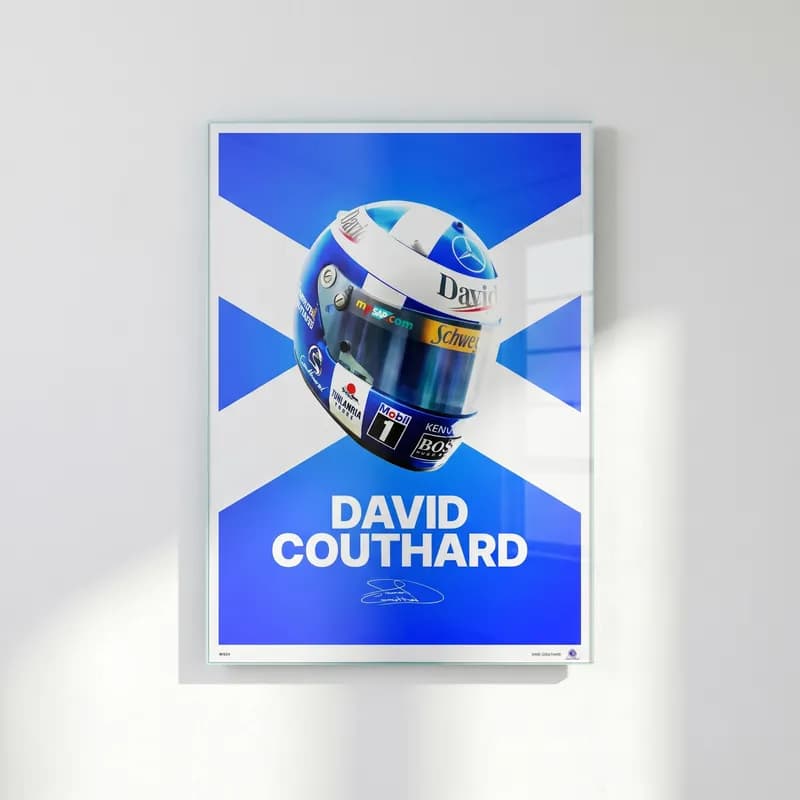 David Coulthard Kaskı cam tablo — İskoç bayrağı zemininde mavi David Coulthard kaskı ve isim yazısı