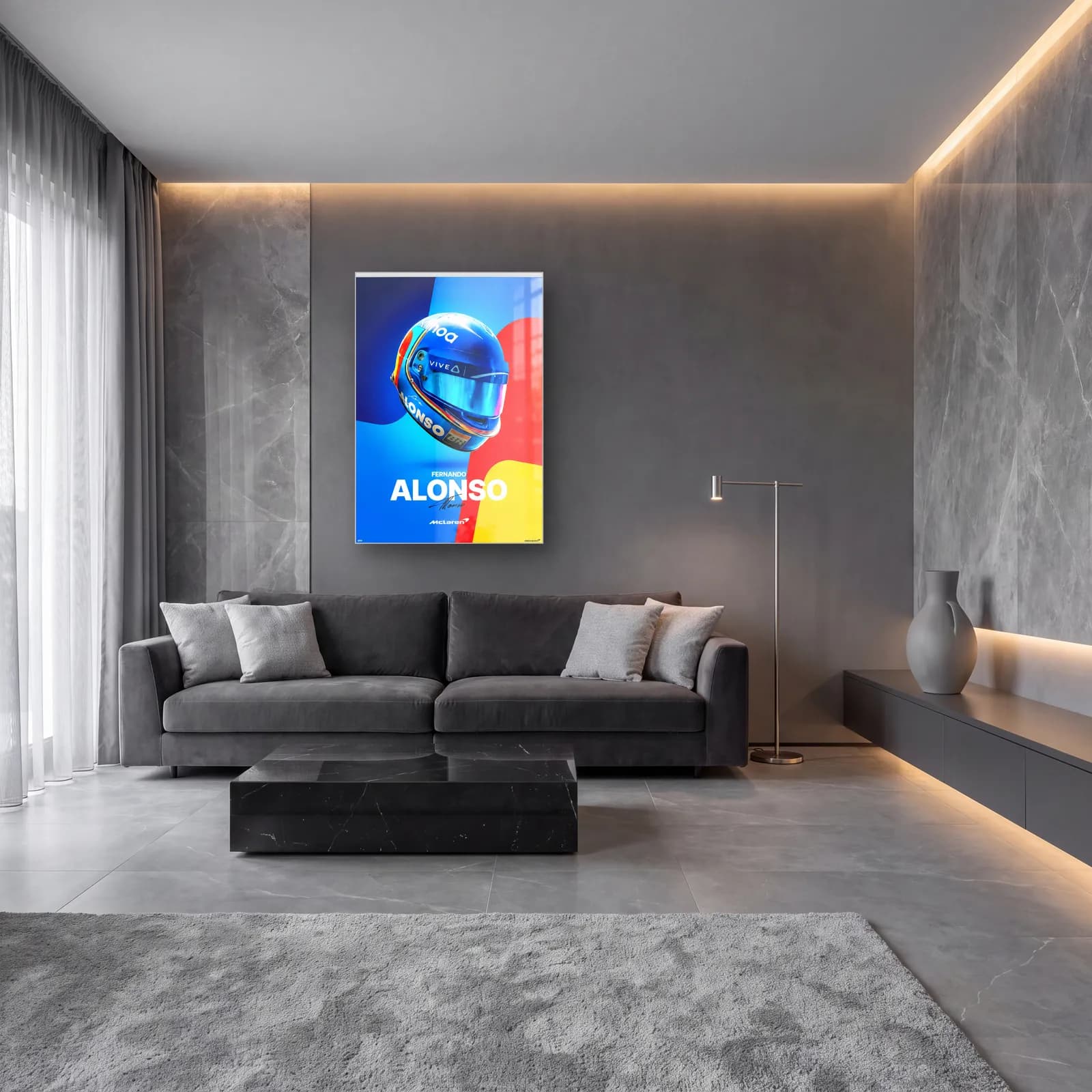 Fernando Alonso Kaskı cam tablo — lüks salon duvarında