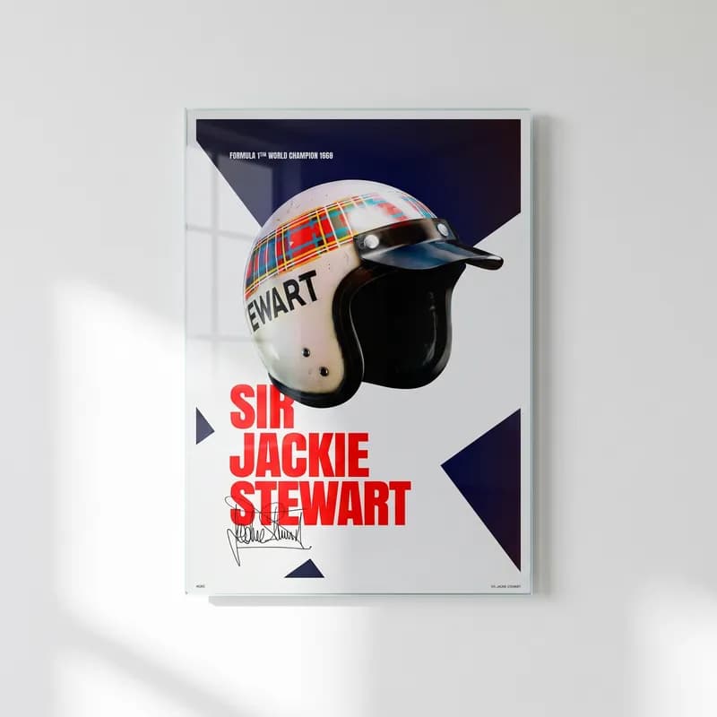 Sir Jackie Stewart Kaskı cam tablo — Beyaz zeminde ekose bantlı Jackie Stewart kaskı ve kırmızı isim yazısı