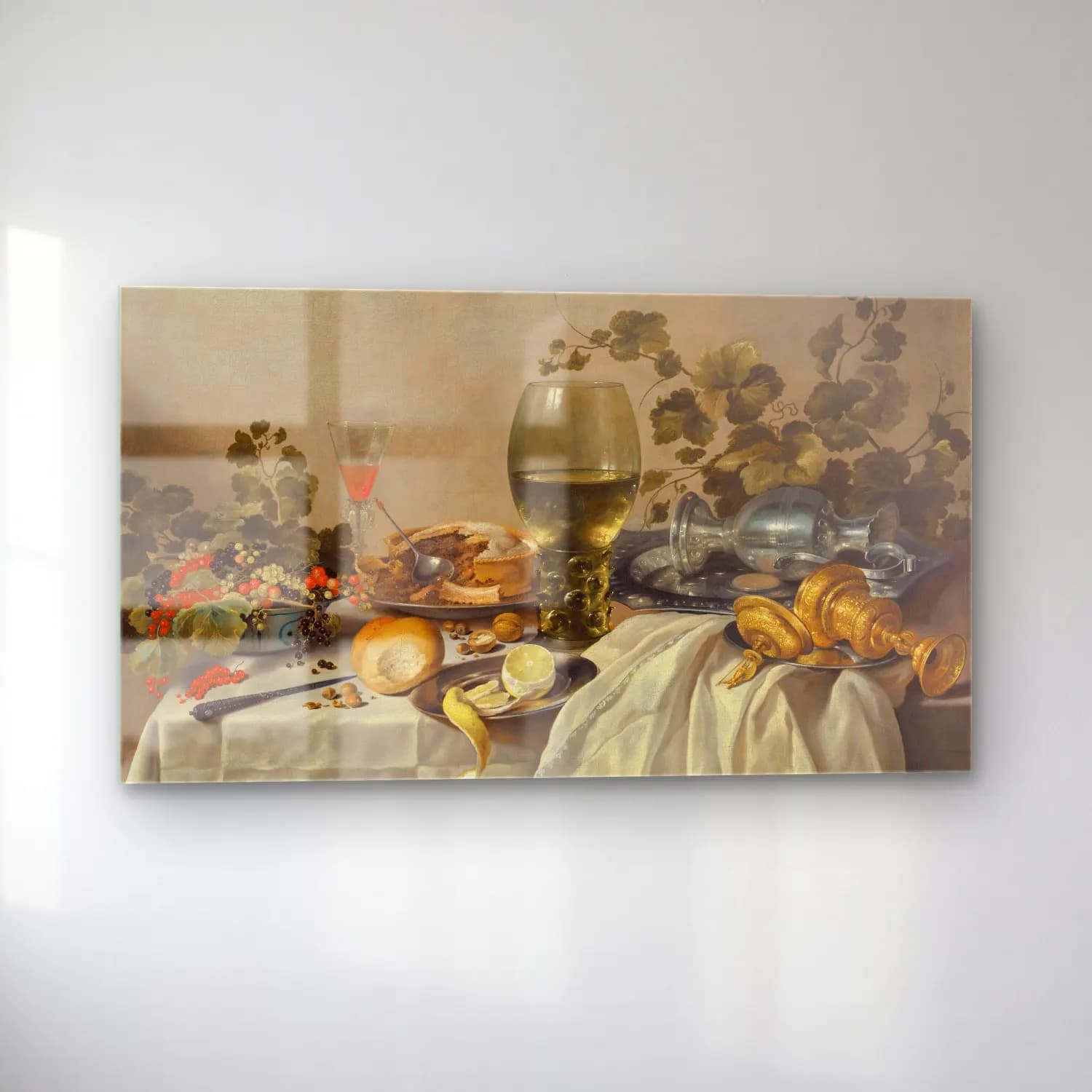 Pieter Claesz – Ontbijt of silver and glassware on a draped table with vines cam tablo — sol açıdan görünüm