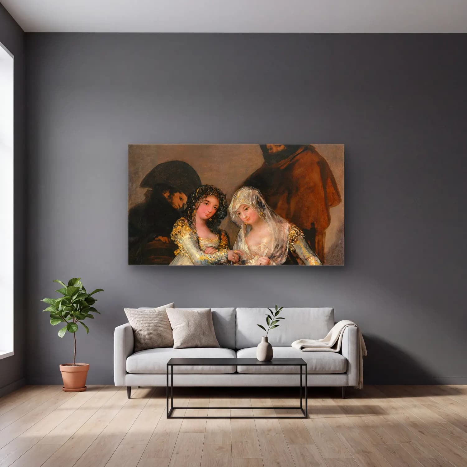 Francisco de Goya – Majas on a Balcony (ca. 1800–1810) cam tablo — gri duvarlı salonda