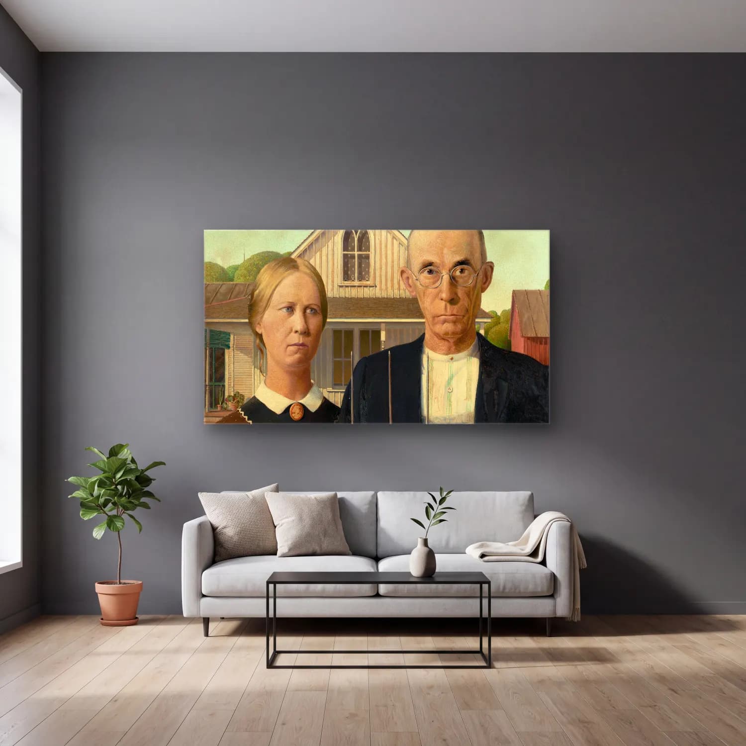Grant Wood – American Gothic cam tablo — gri duvarlı salonda