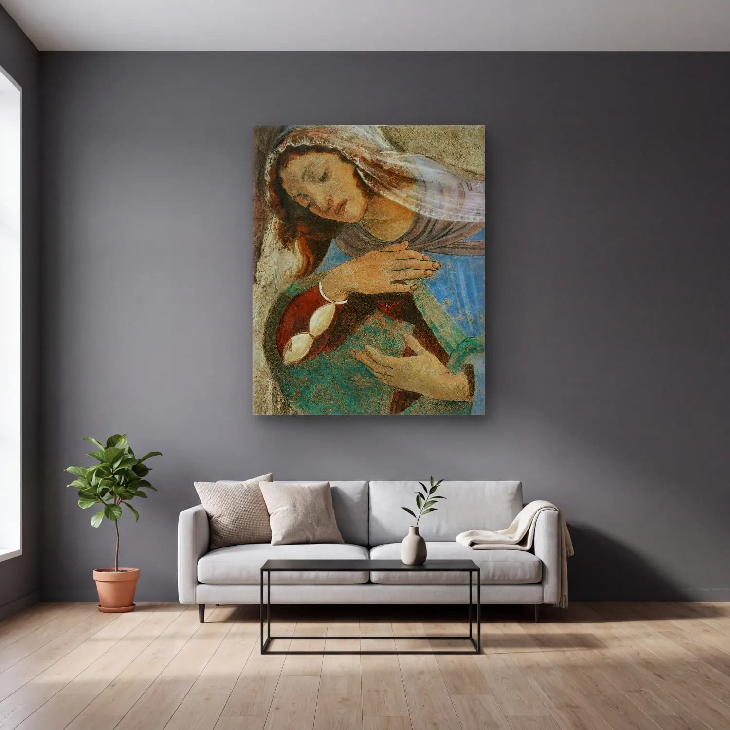 Sandro Botticelli – Melek cam tablo — gri duvarlı salonda