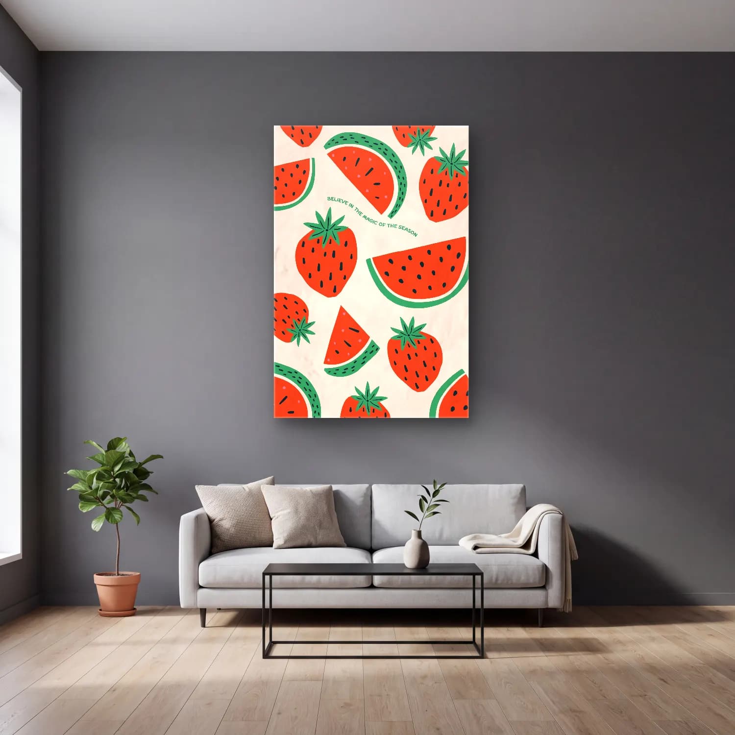 Pastel Çilekler No. 6 cam tablo — gri duvarlı salonda