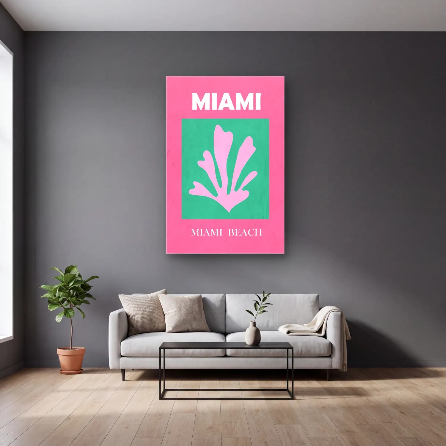 Pastel Flamingo No. 5 cam tablo — gri duvarlı salonda