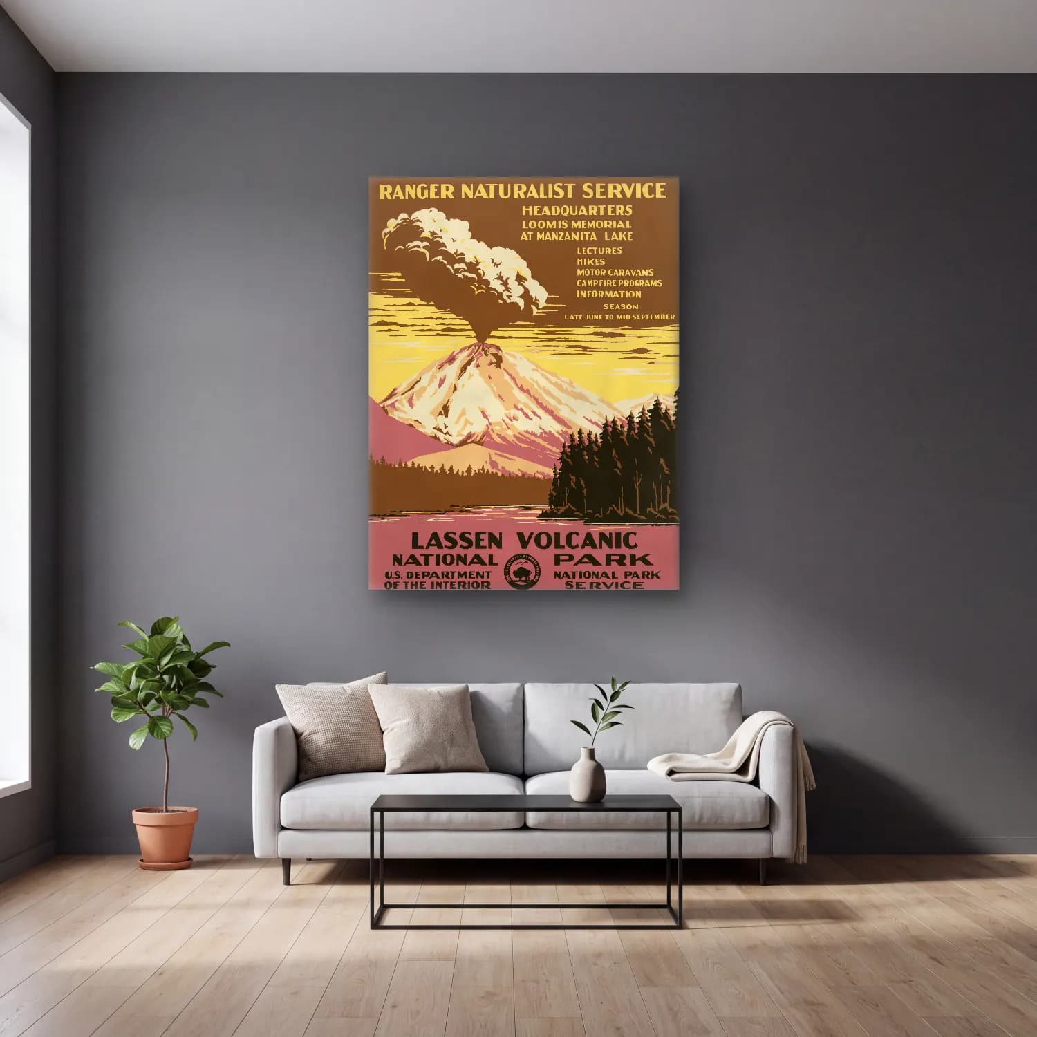 Vintage Poster Göl ve Dağlar No. 12 cam tablo — gri duvarlı salonda