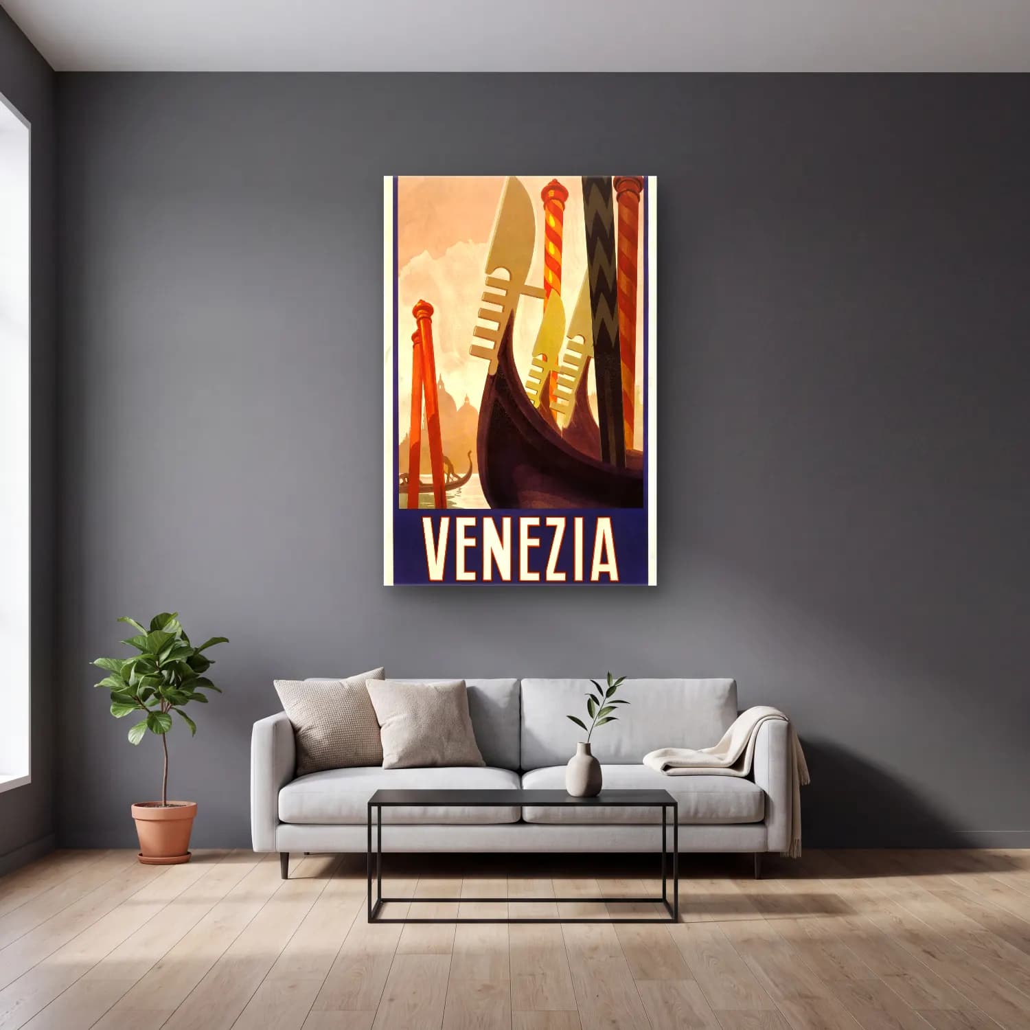 Vintage Poster Venedik Kanalları cam tablo — gri duvarlı salonda