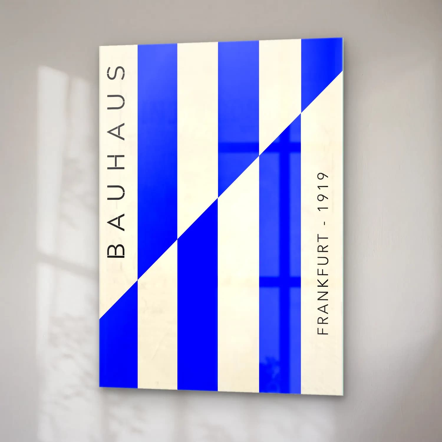 Bauhaus Yazılı Tasarım cam tablo — sağ açıdan görünüm