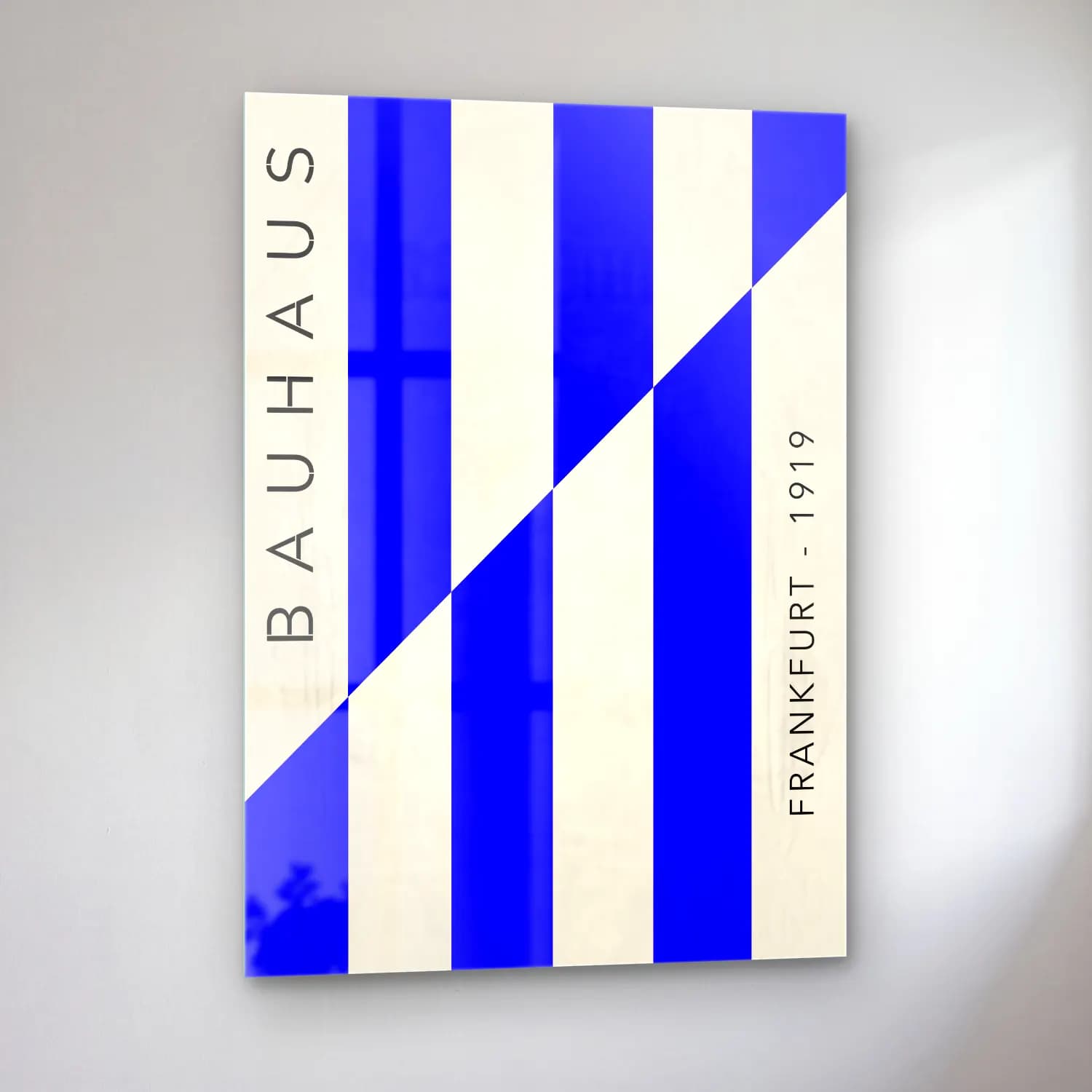 Bauhaus Yazılı Tasarım cam tablo — sol açıdan görünüm