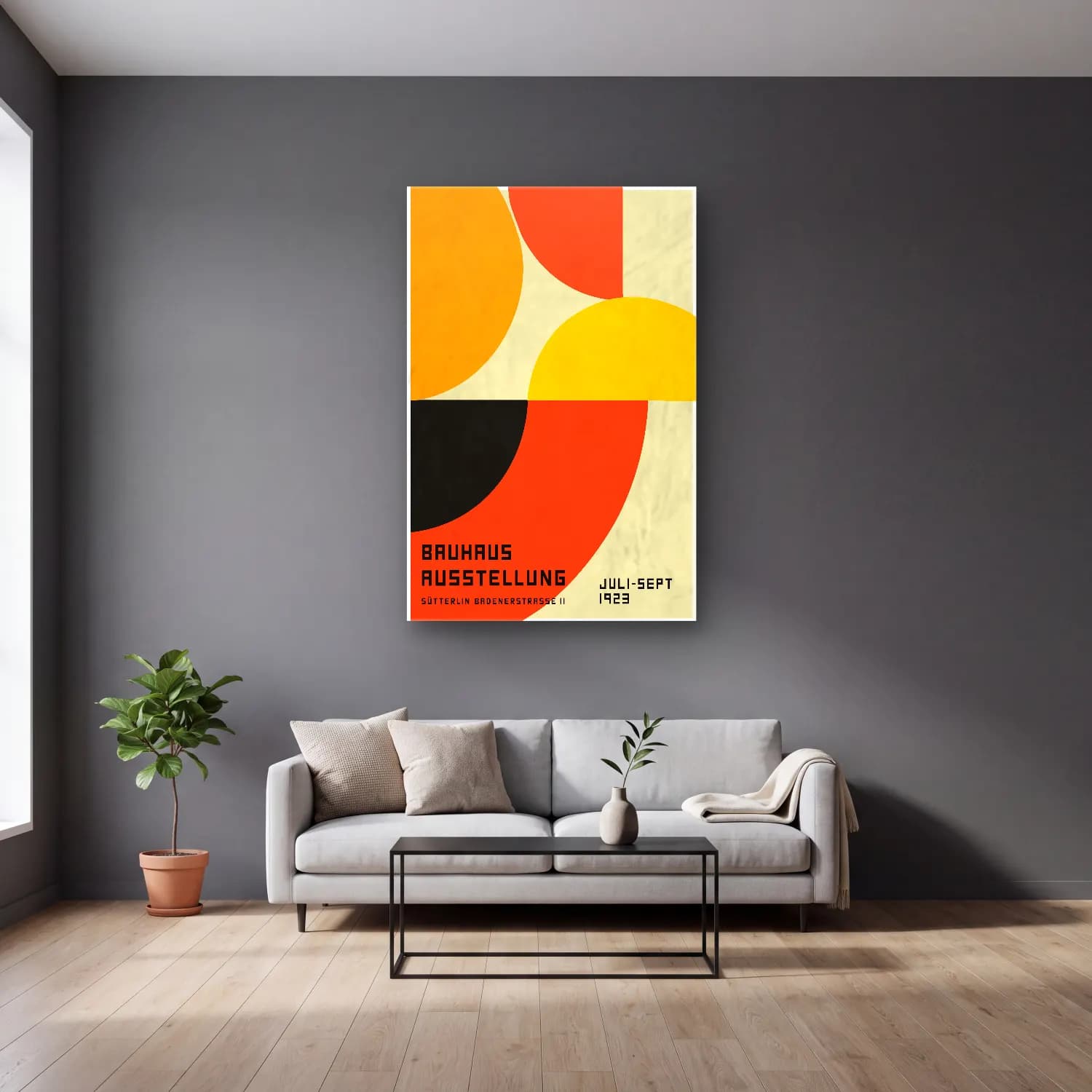 Bauhaus Soyut Kemer No. 19 cam tablo — gri duvarlı salonda