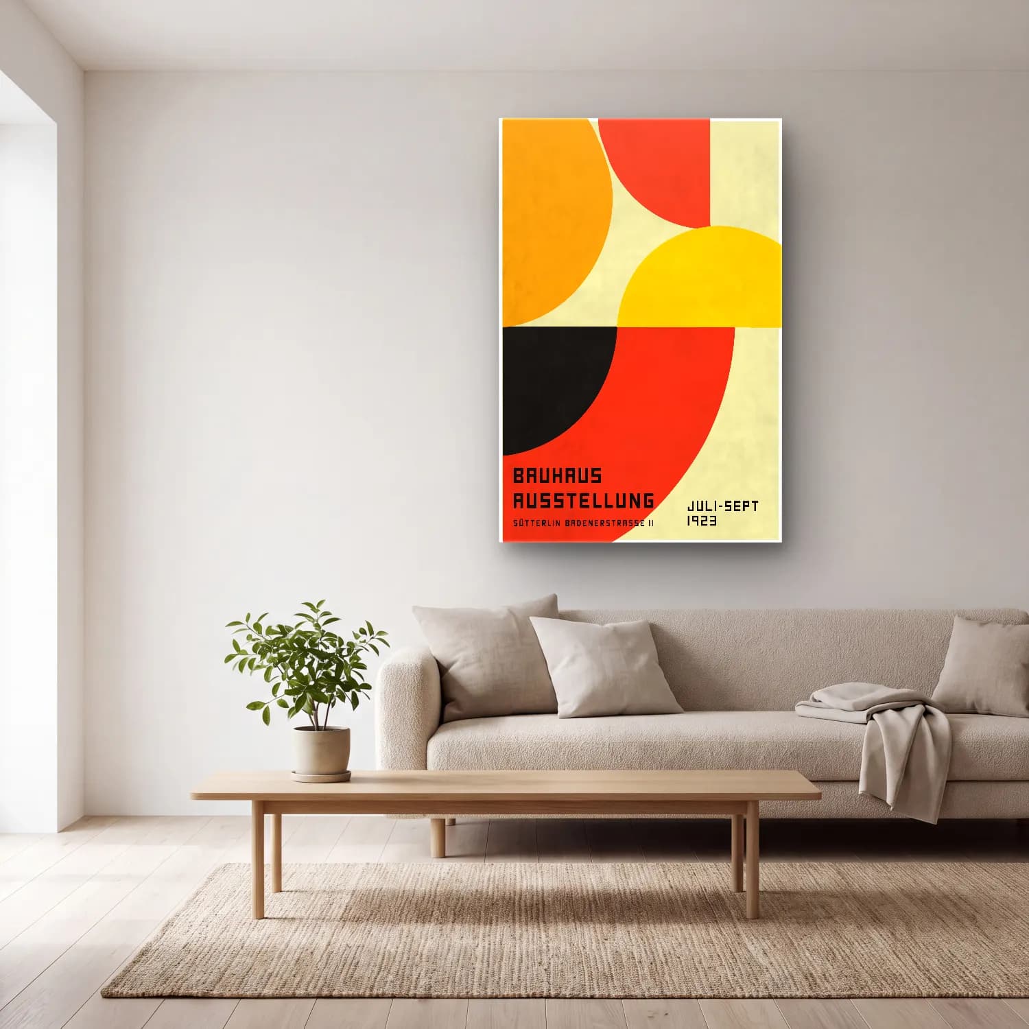 Bauhaus Soyut Kemer No. 19 cam tablo — açık renk salonda