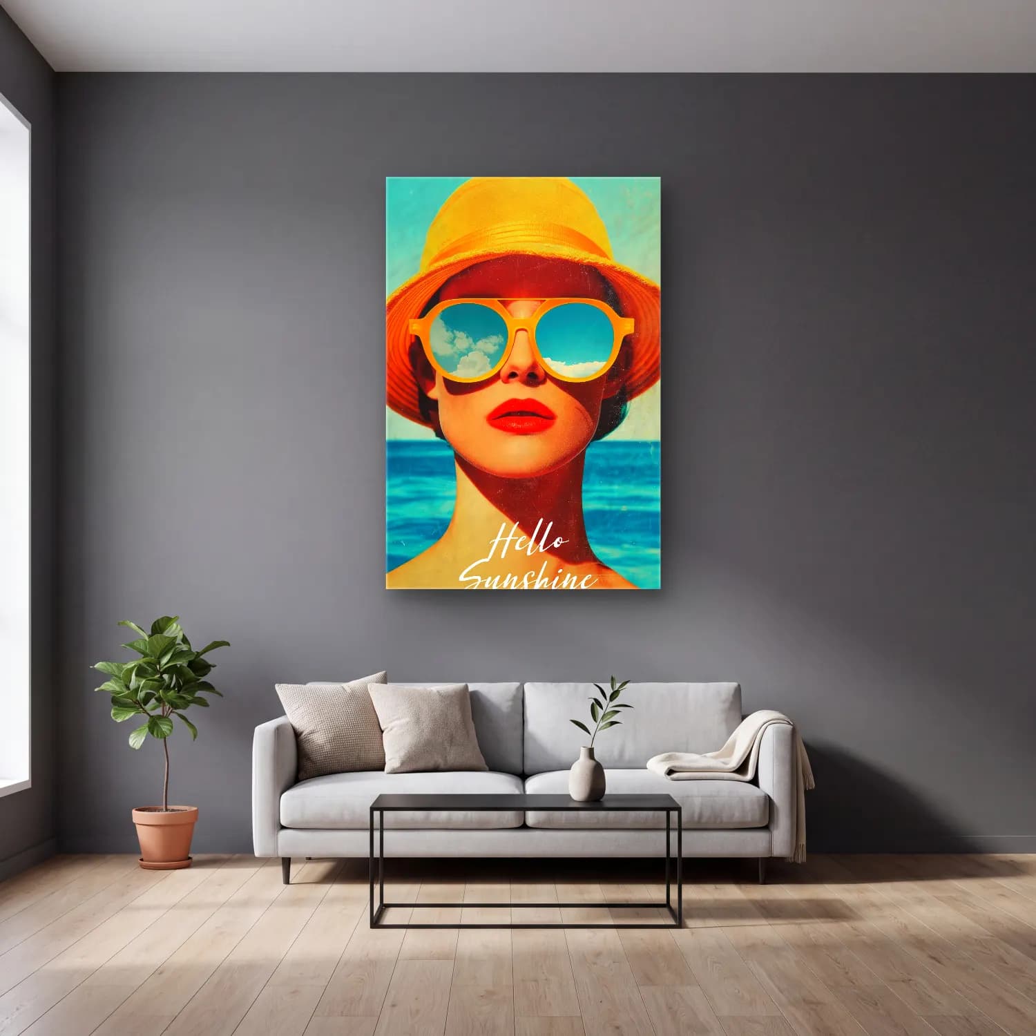 Pop Art Şapkalı Kadın cam tablo — gri duvarlı salonda