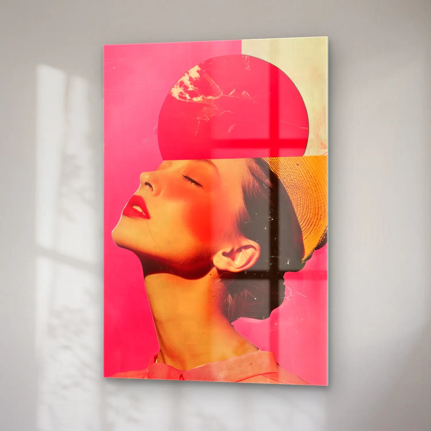 Pop Art Şapkalı Kadın – Pembe Tonlar cam tablo — sağ açıdan görünüm