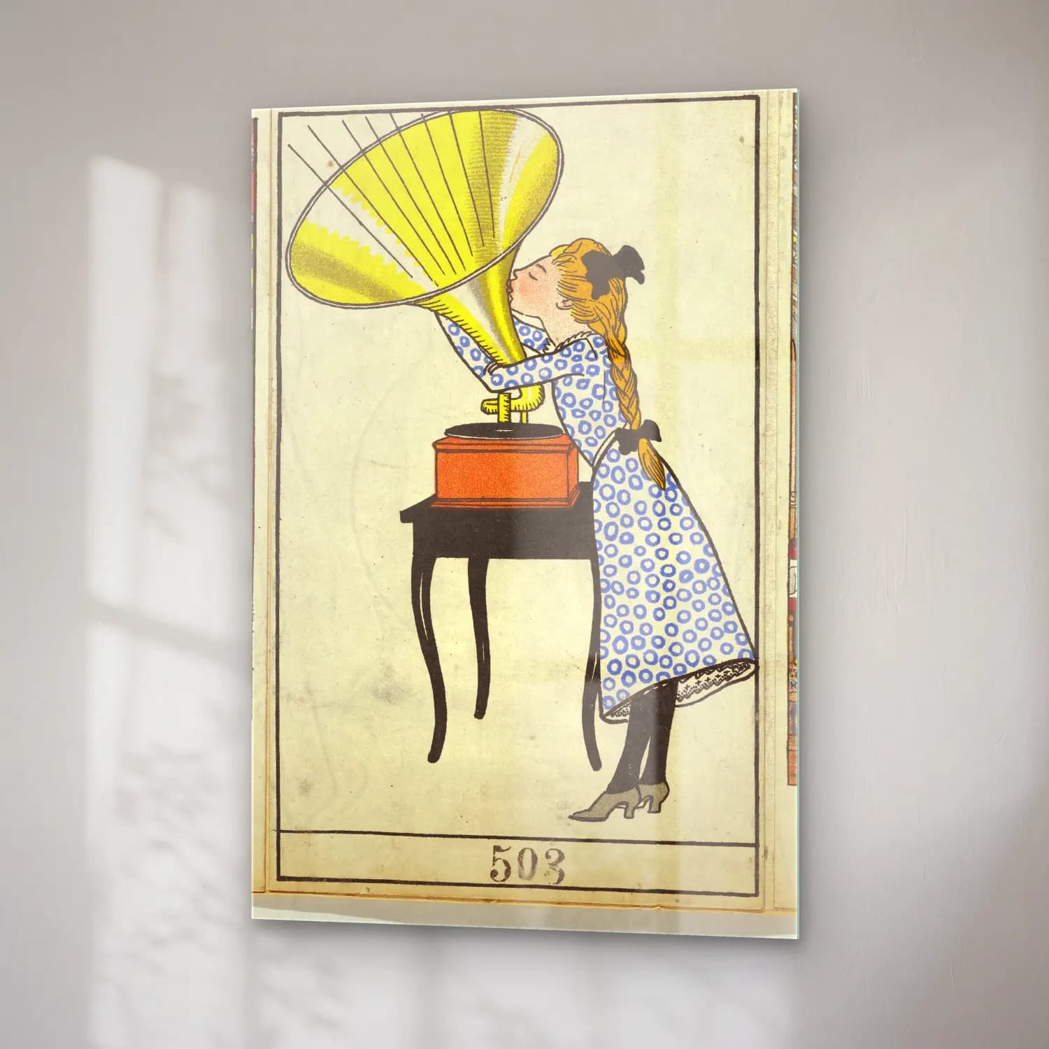 Vintage Kitap Okuyan Kadın cam tablo — sağ açıdan görünüm