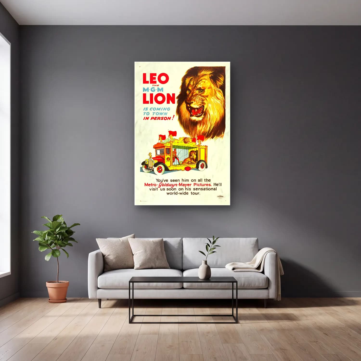 Vintage Poster Aslan – Sarı Tonlar cam tablo — gri duvarlı salonda