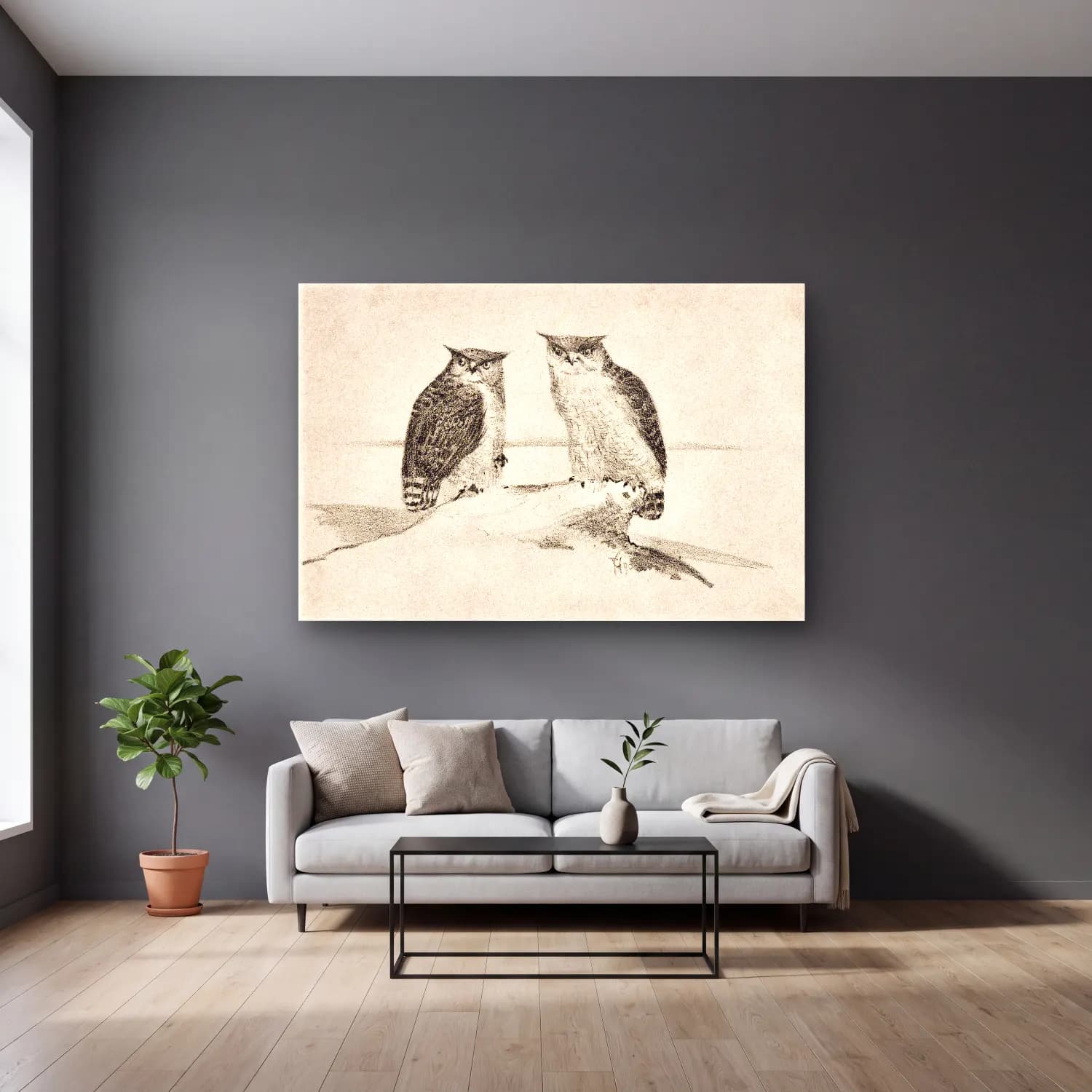Vintage Baykuş No. 11 cam tablo — gri duvarlı salonda