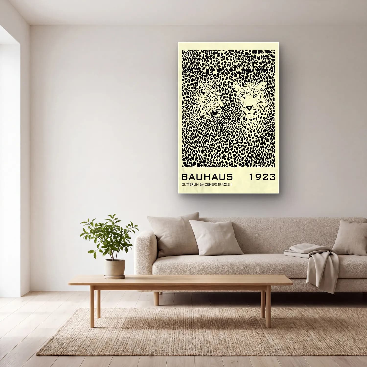 Siyah Beyaz Leopar No. 4 cam tablo — açık renk salonda