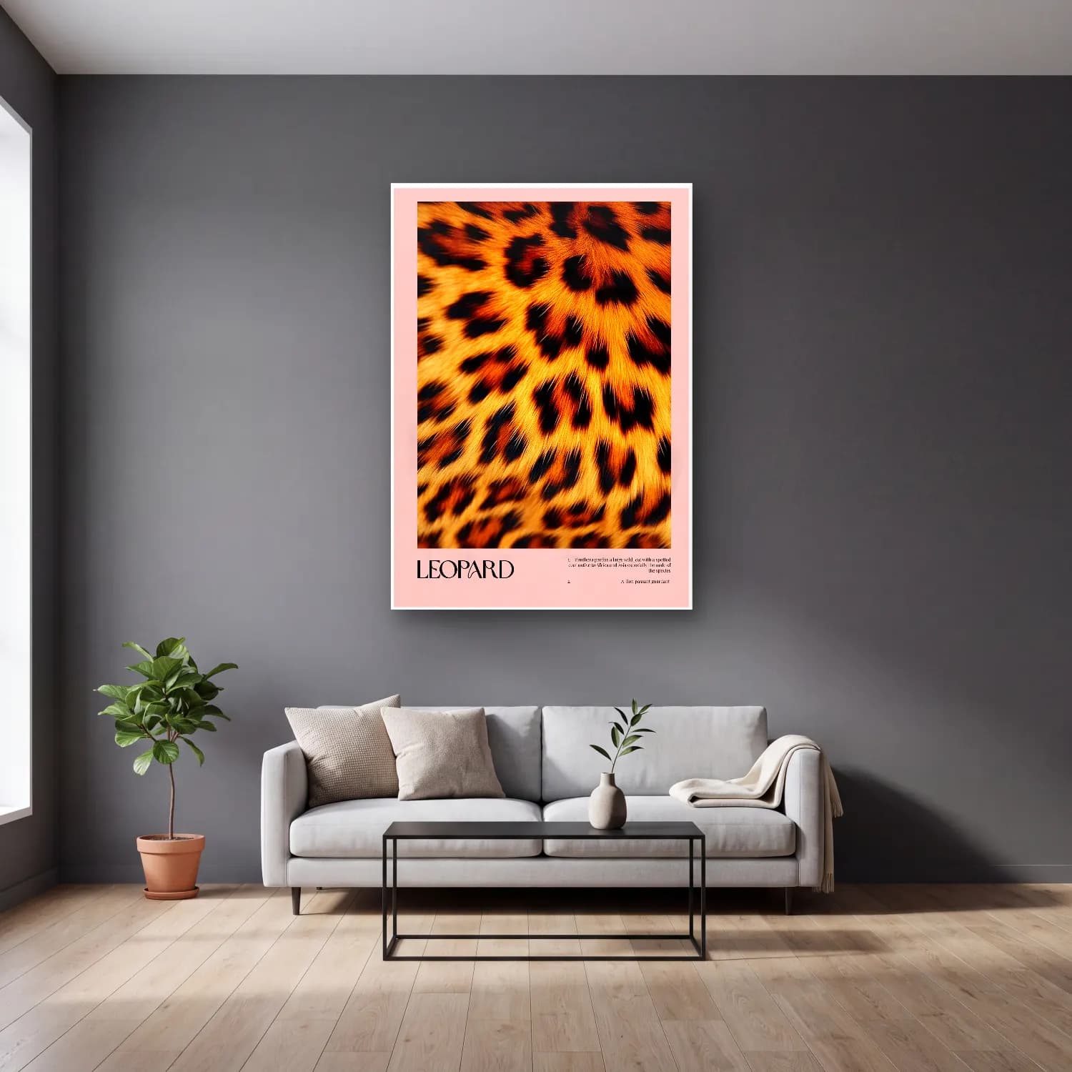 Pastel Leopar No. 7 cam tablo — gri duvarlı salonda