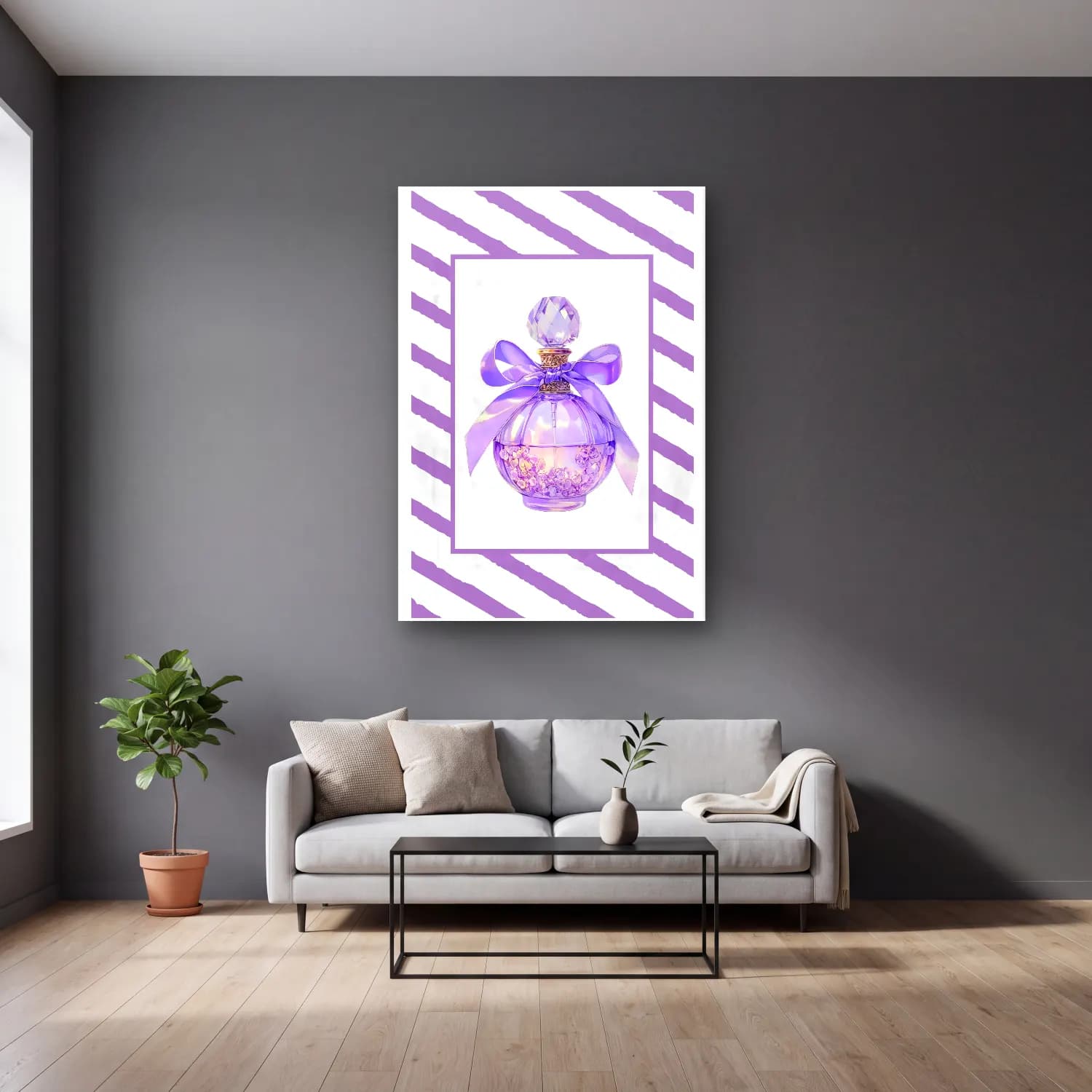 Pastel Parfüm Şişesi No. 8 cam tablo — gri duvarlı salonda
