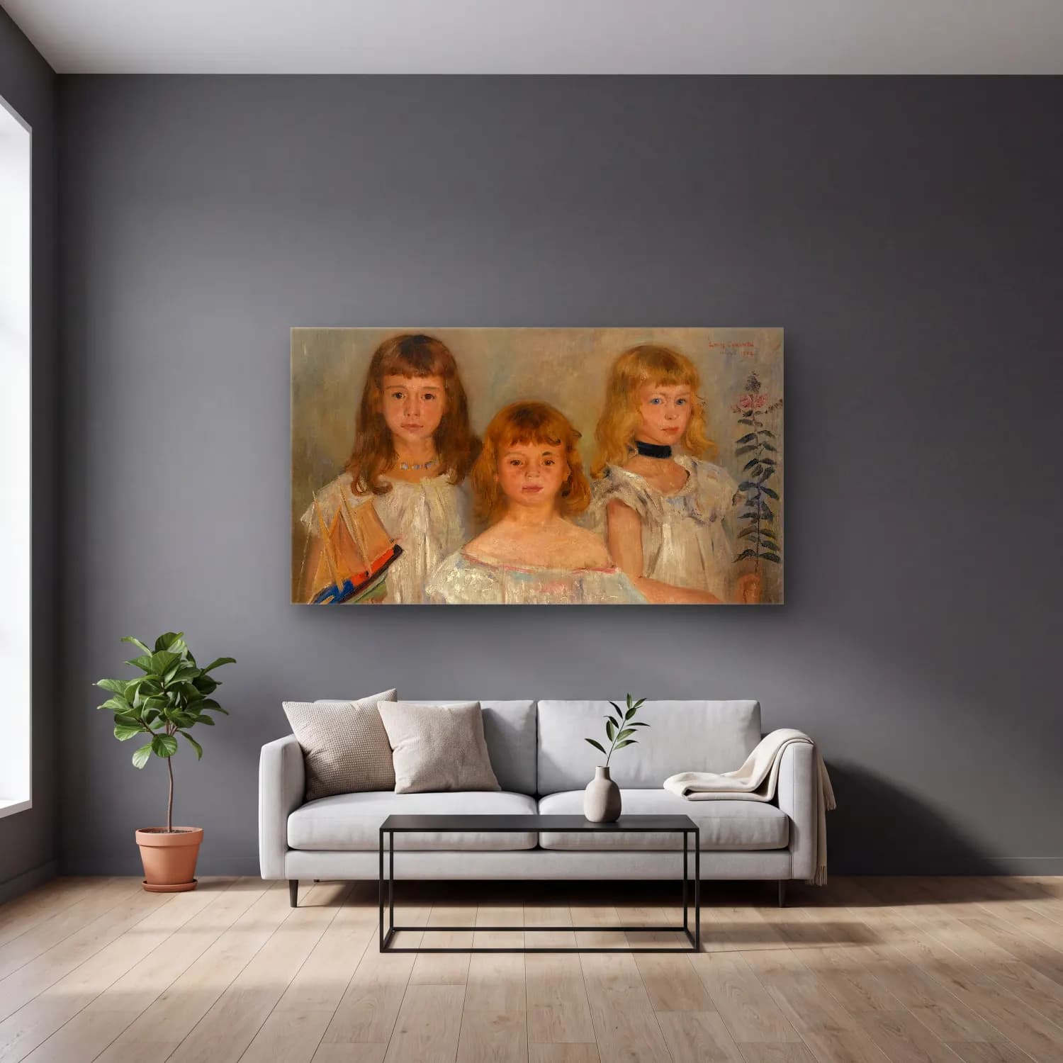 Lovis Corinth – Drei Kleine Mädchen (Three Girls) cam tablo — gri duvarlı salonda
