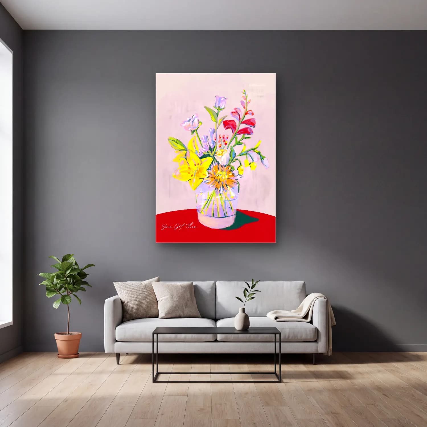 MAXIMALIST ECLECTIC – Vazoda Çiçek Buketi cam tablo — gri duvarlı salonda