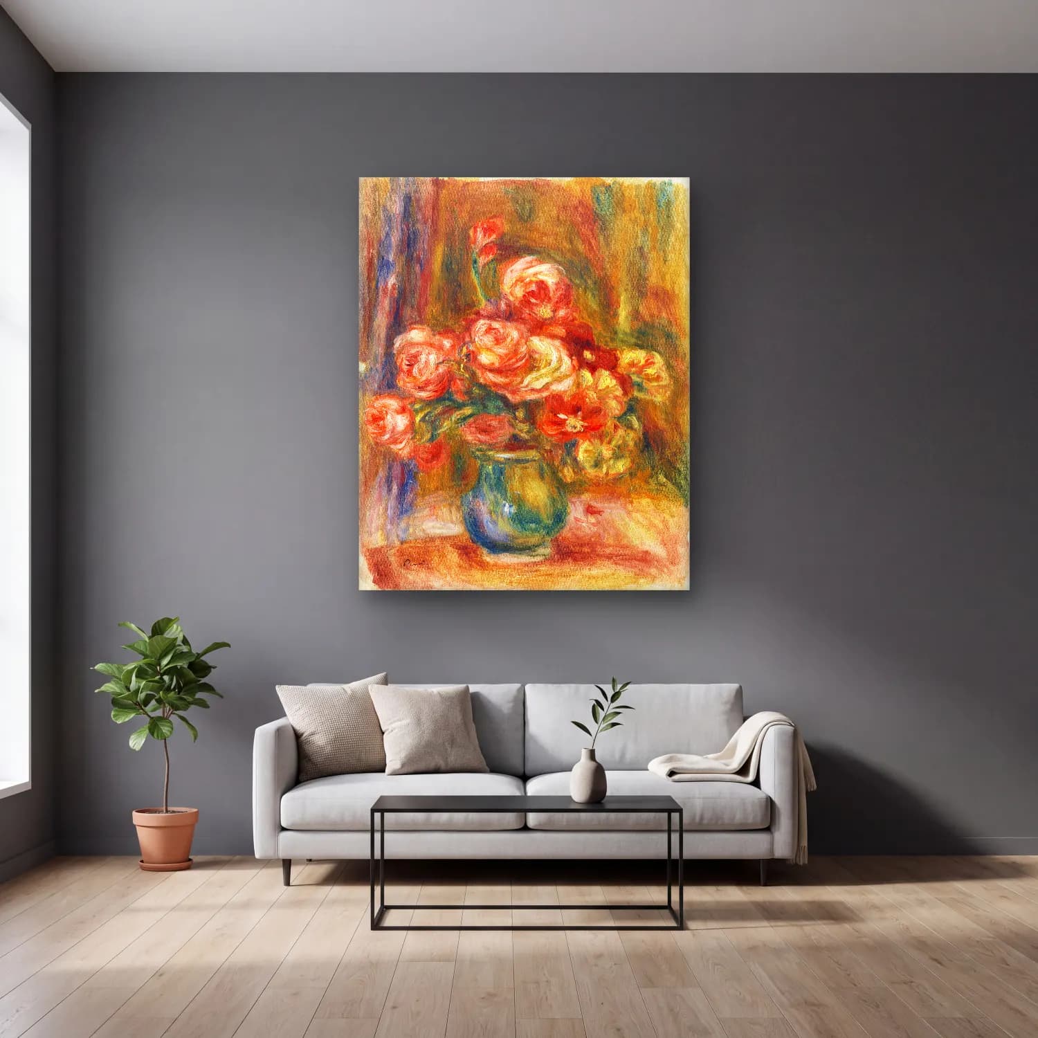 Pierre-Auguste Renoir – Vase of Roses cam tablo — gri duvarlı salonda