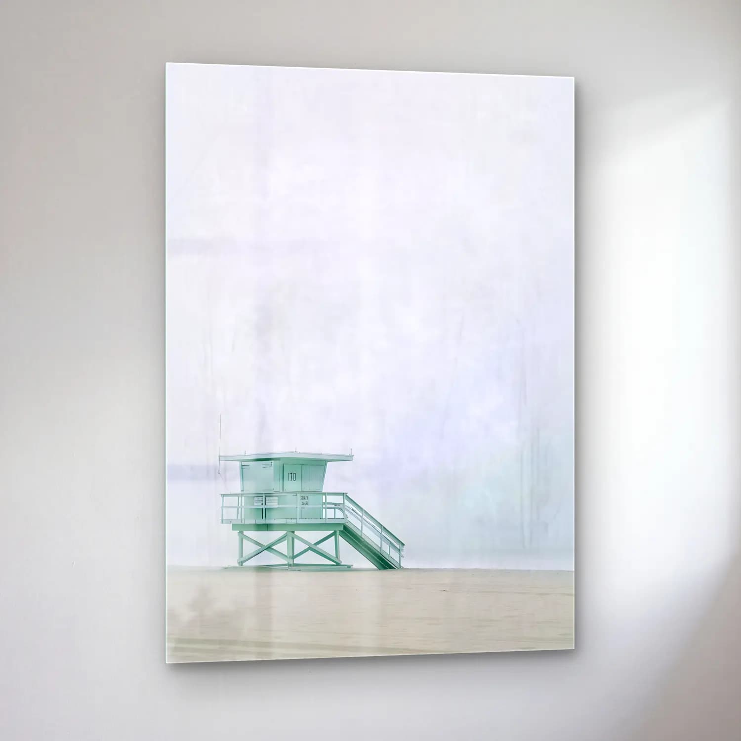 Pastel Deniz Feneri cam tablo — sol açıdan görünüm