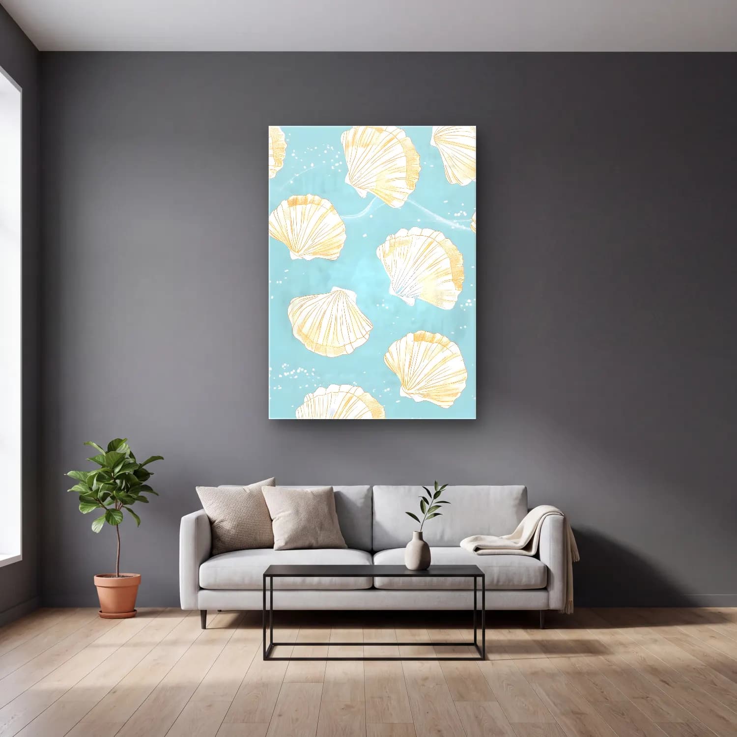 Pastel Deniz Kabukları No. 8 cam tablo — gri duvarlı salonda