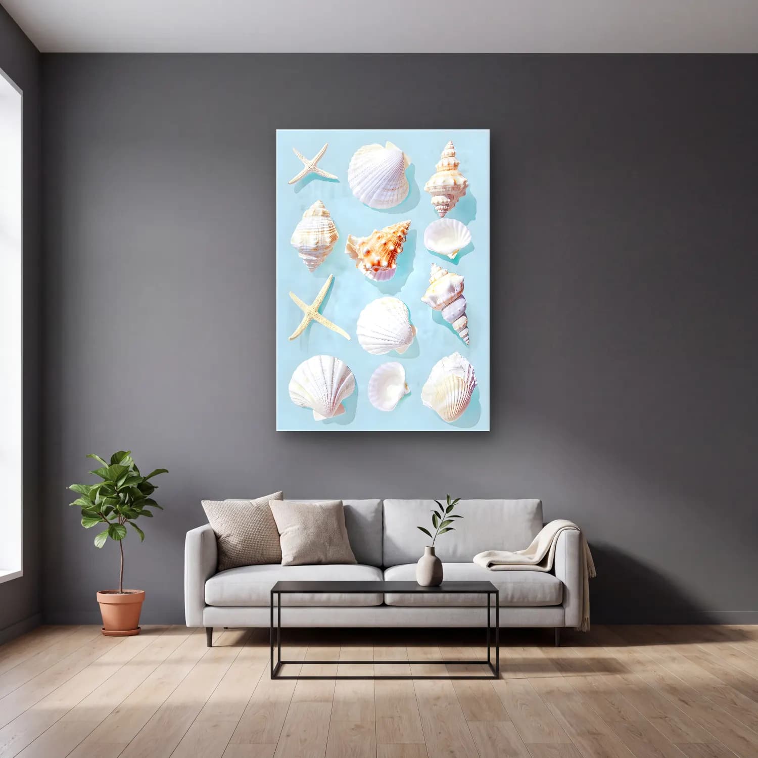 Pastel Deniz Kabukları No. 13 cam tablo — gri duvarlı salonda